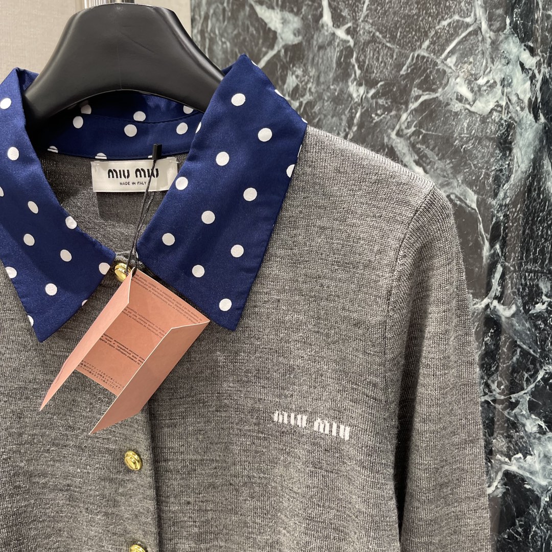 
Miu 25早秋新款 波点撞色领针织开衫 通体细密钩织纹理设计精致螺纹包边➕翻领波点撞色拼接形成层次感