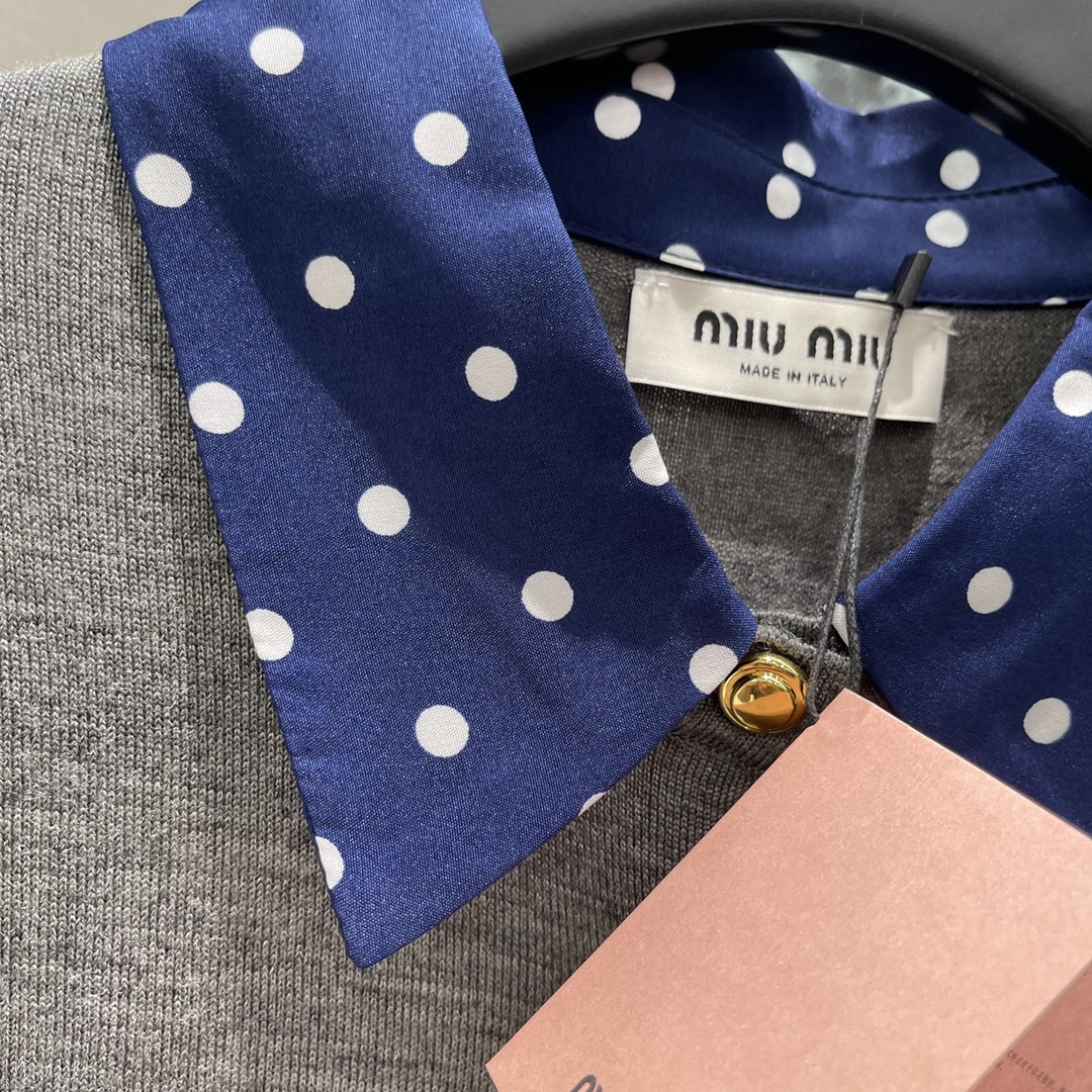 
Miu 25早秋新款 波点撞色领针织开衫 通体细密钩织纹理设计精致螺纹包边➕翻领波点撞色拼接形成层次感