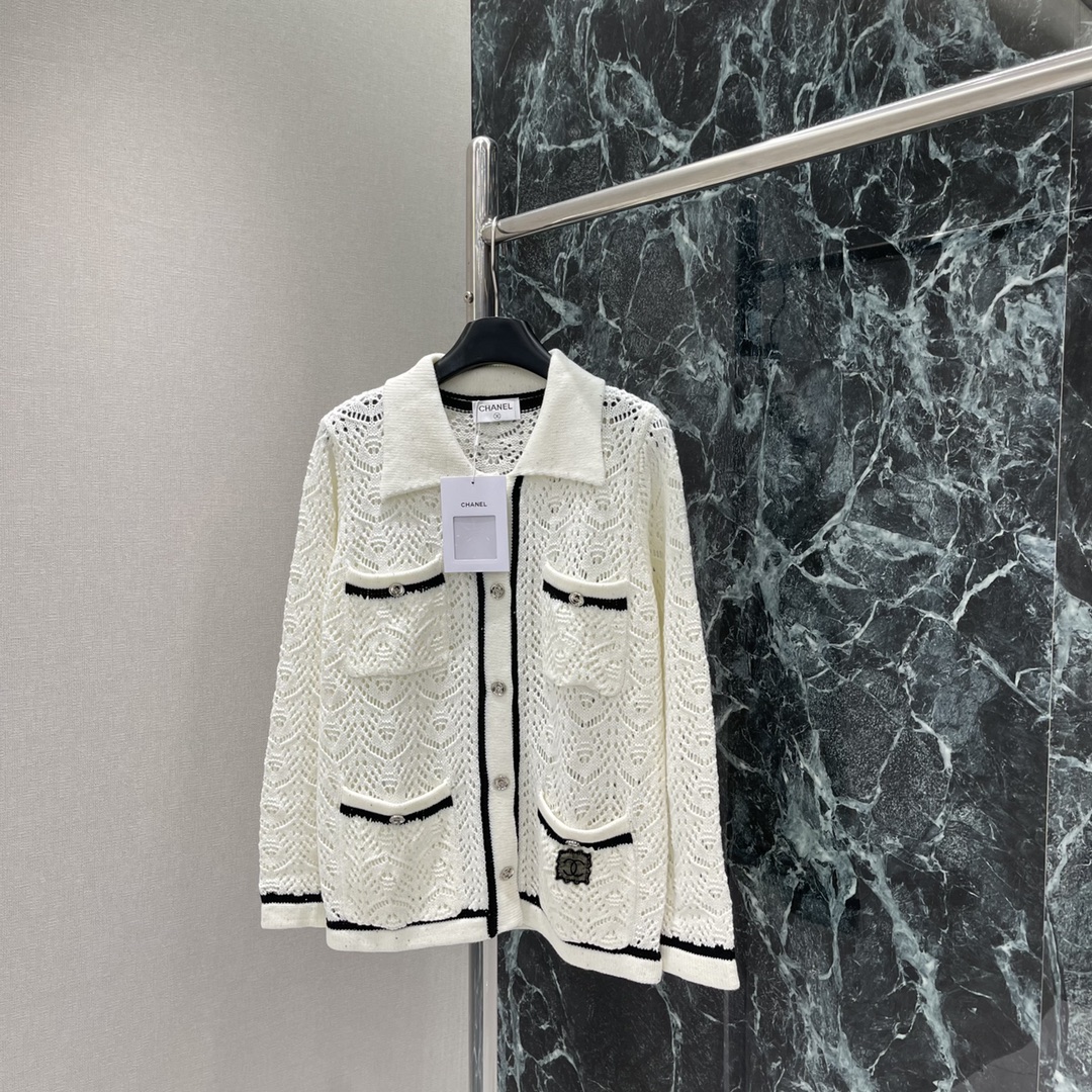 
小香 25早秋新款 镂空细闪针织开衫 下摆经典双C微标图案彰显品牌格调 精致常规版型上身巨显瘦！低调奢