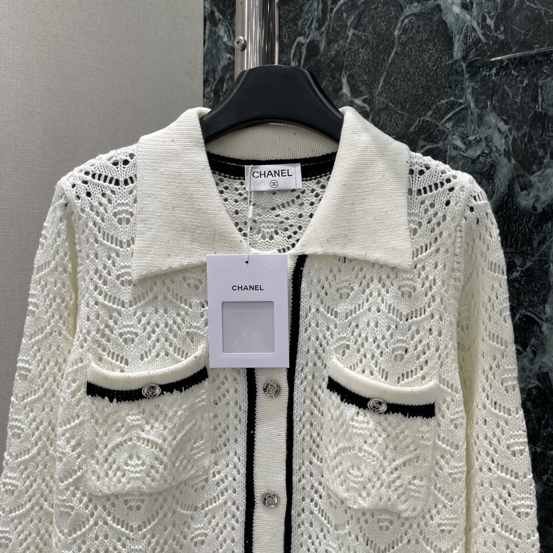 
小香 25早秋新款 镂空细闪针织开衫 下摆经典双C微标图案彰显品牌格调 精致常规版型上身巨显瘦！低调奢