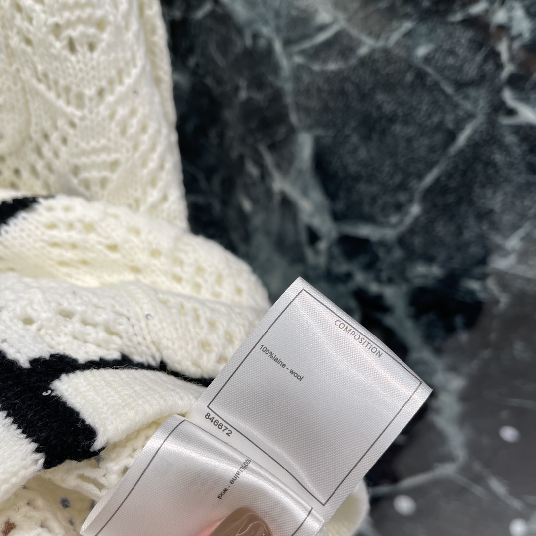 
小香 25早秋新款 镂空细闪针织开衫 下摆经典双C微标图案彰显品牌格调 精致常规版型上身巨显瘦！低调奢