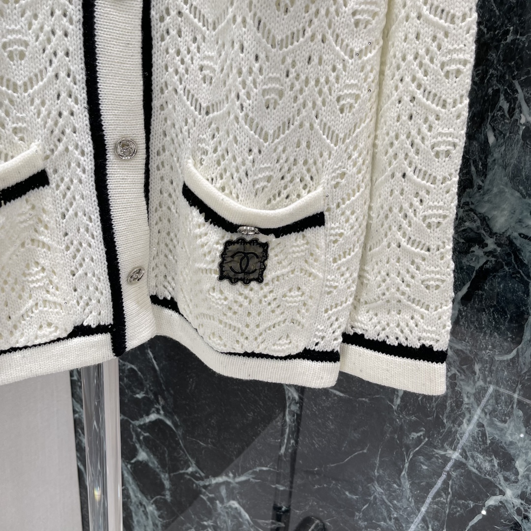 
小香 25早秋新款 镂空细闪针织开衫 下摆经典双C微标图案彰显品牌格调 精致常规版型上身巨显瘦！低调奢