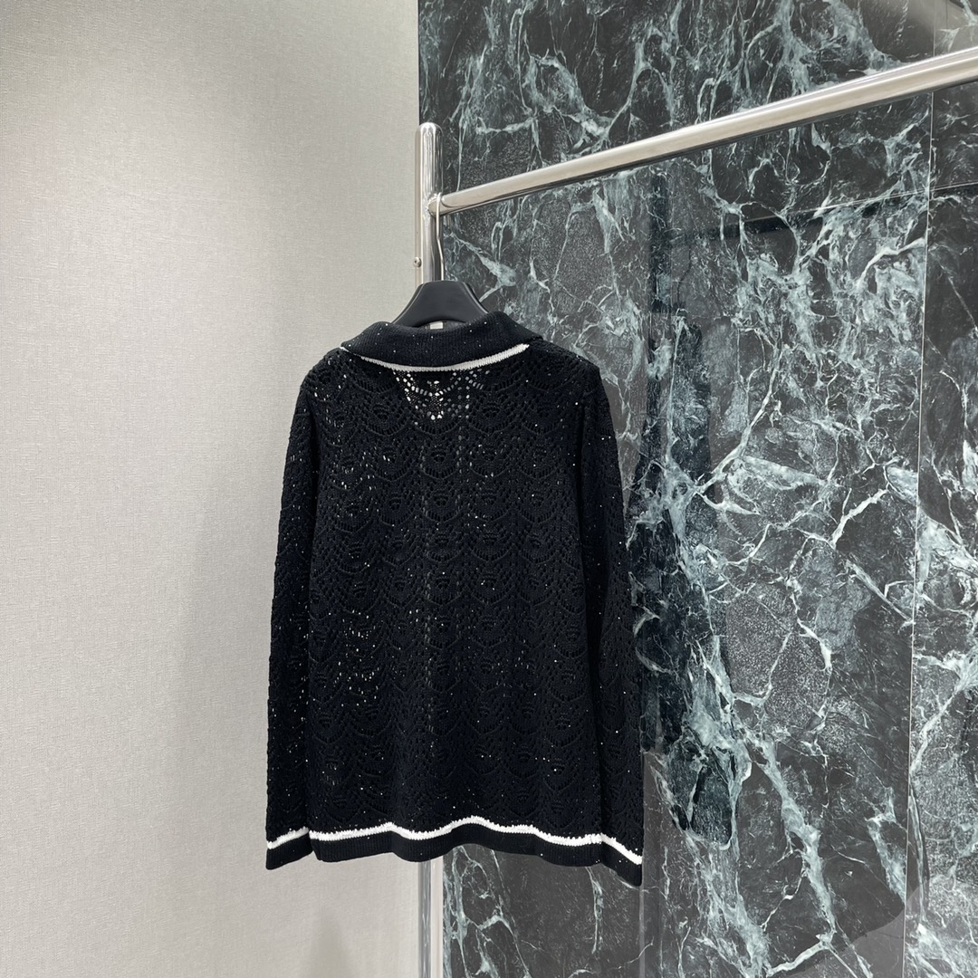 
小香 25早秋新款 镂空细闪针织开衫 下摆经典双C微标图案彰显品牌格调 精致常规版型上身巨显瘦！低调奢