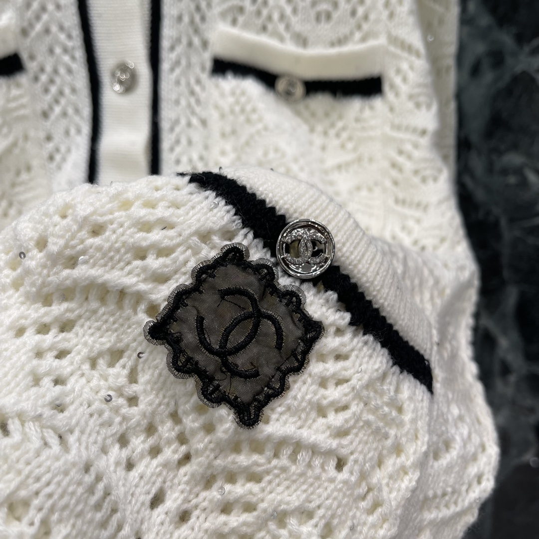 
小香 25早秋新款 镂空细闪针织开衫 下摆经典双C微标图案彰显品牌格调 精致常规版型上身巨显瘦！低调奢