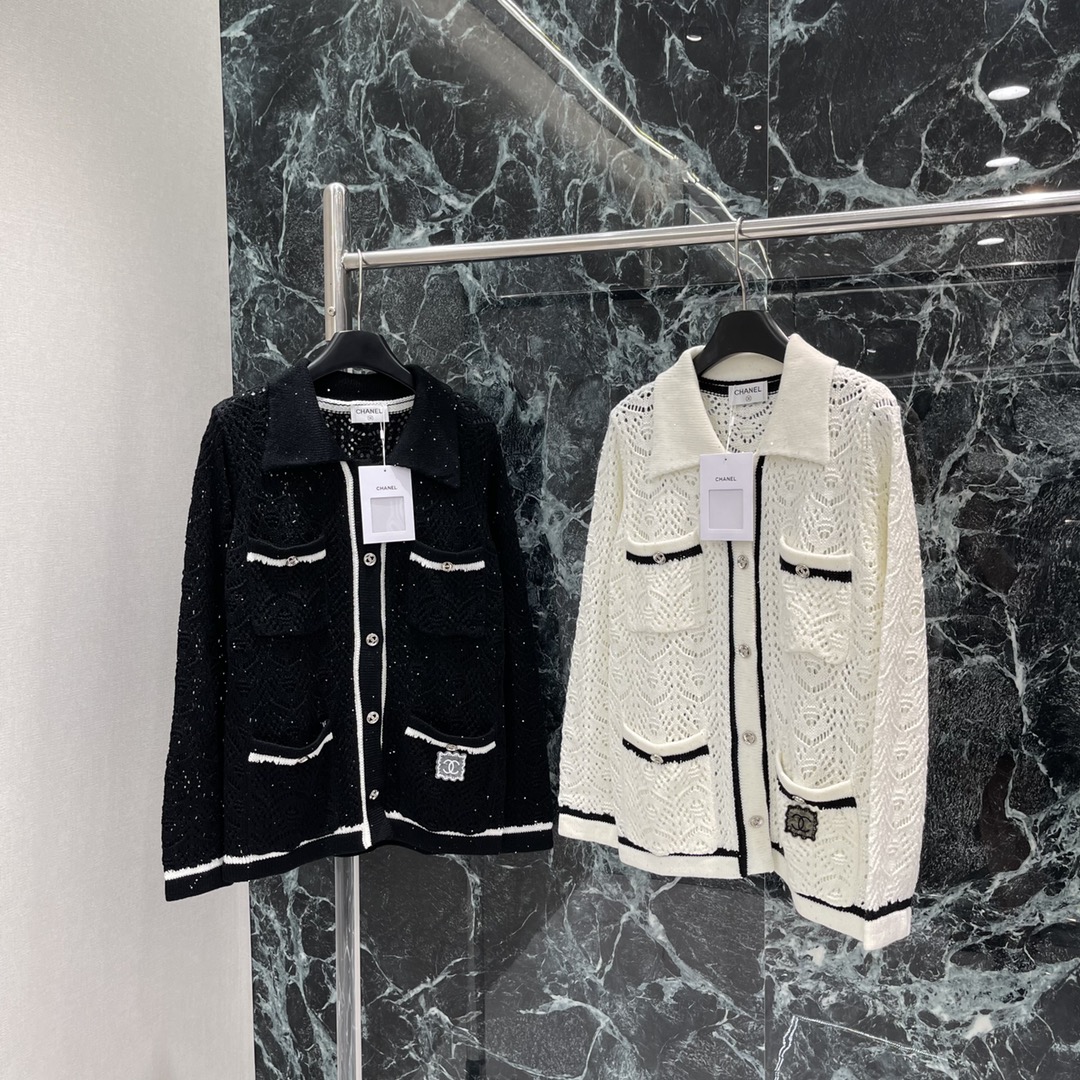 
小香 25早秋新款 镂空细闪针织开衫 下摆经典双C微标图案彰显品牌格调 精致常规版型上身巨显瘦！低调奢