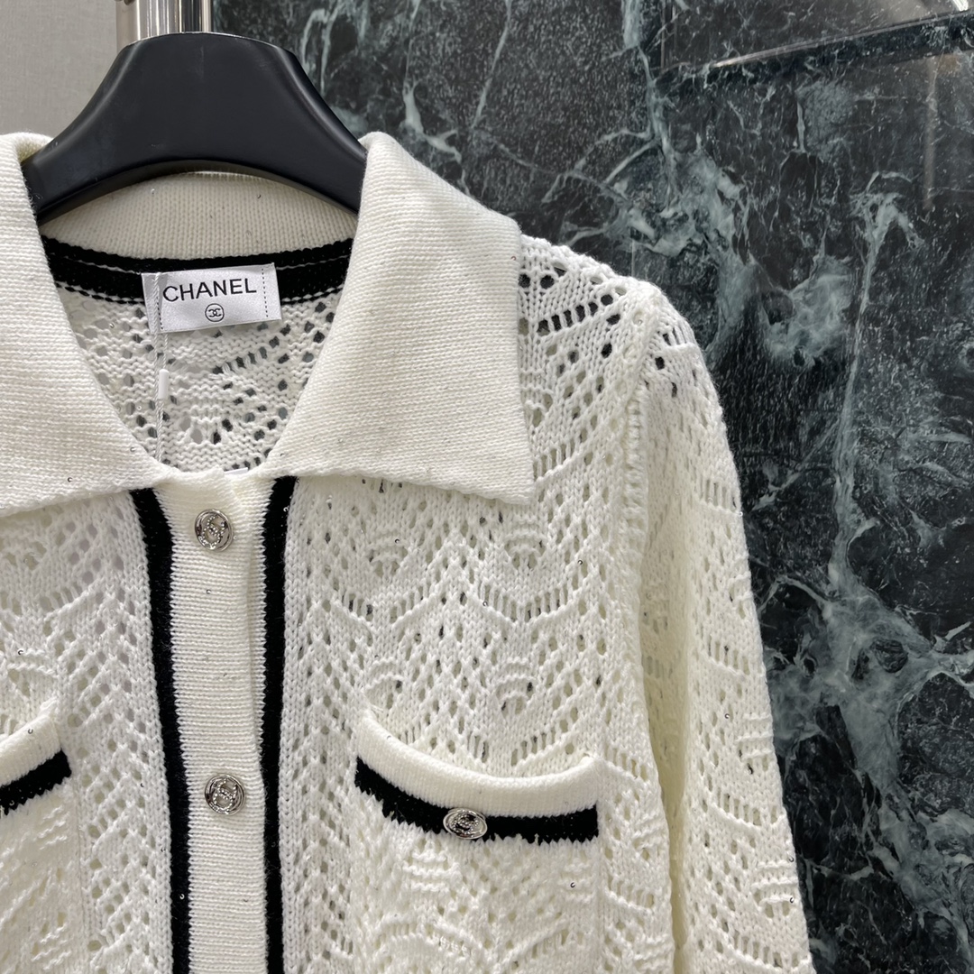 
小香 25早秋新款 镂空细闪针织开衫 下摆经典双C微标图案彰显品牌格调 精致常规版型上身巨显瘦！低调奢