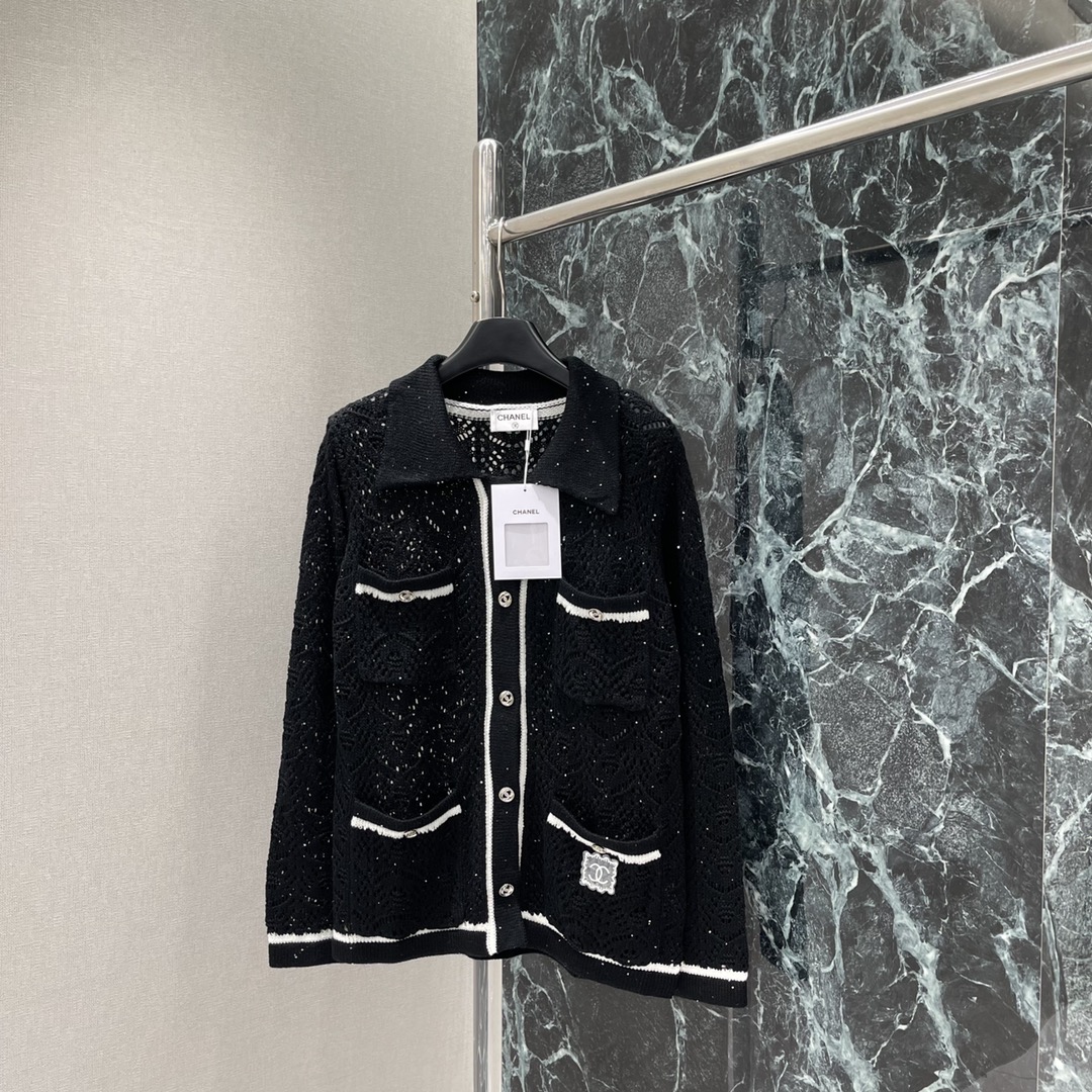 
小香 25早秋新款 镂空细闪针织开衫 下摆经典双C微标图案彰显品牌格调 精致常规版型上身巨显瘦！低调奢