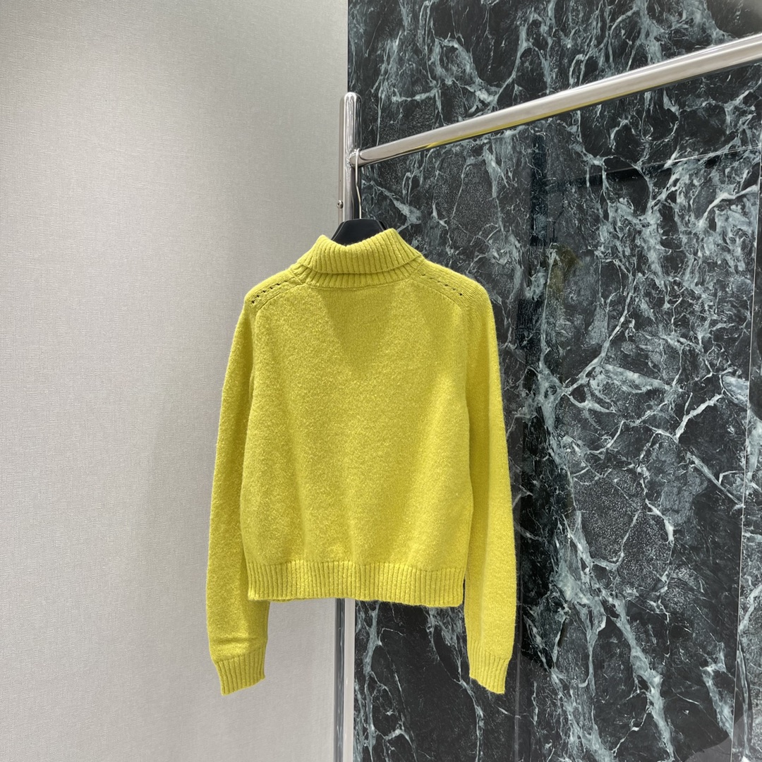 
CE 25早秋新款 高领针织毛衣 下摆刺绣凯旋门图案 彰显品牌格调 边均以螺纹竖坑条收紧 弹力十足 胸