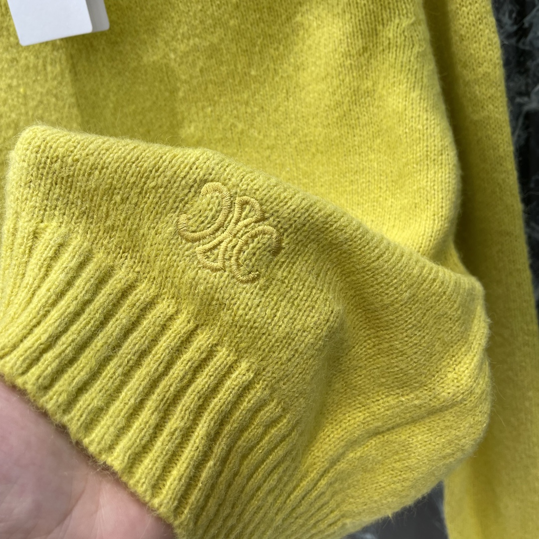 
CE 25早秋新款 高领针织毛衣 下摆刺绣凯旋门图案 彰显品牌格调 边均以螺纹竖坑条收紧 弹力十足 胸