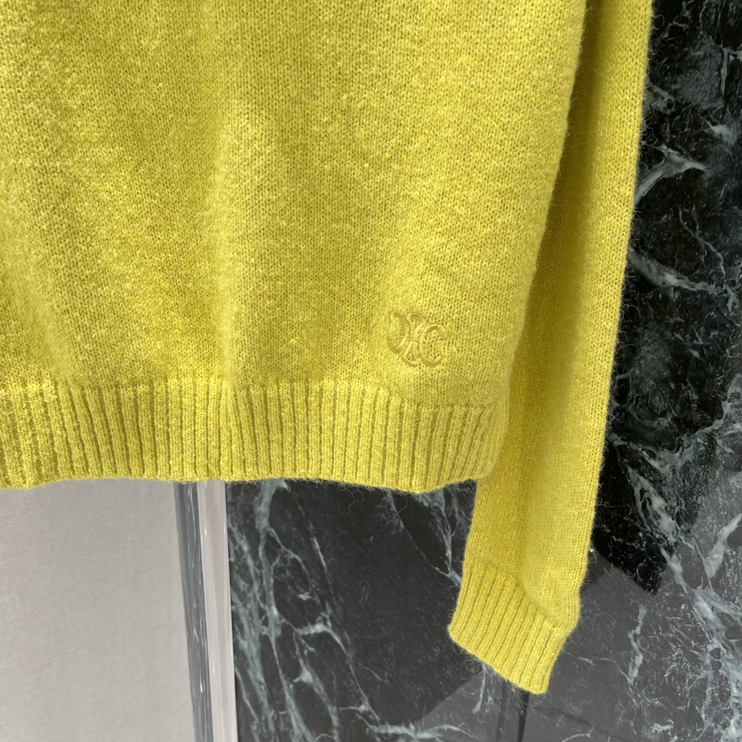 
CE 25早秋新款 高领针织毛衣 下摆刺绣凯旋门图案 彰显品牌格调 边均以螺纹竖坑条收紧 弹力十足 胸