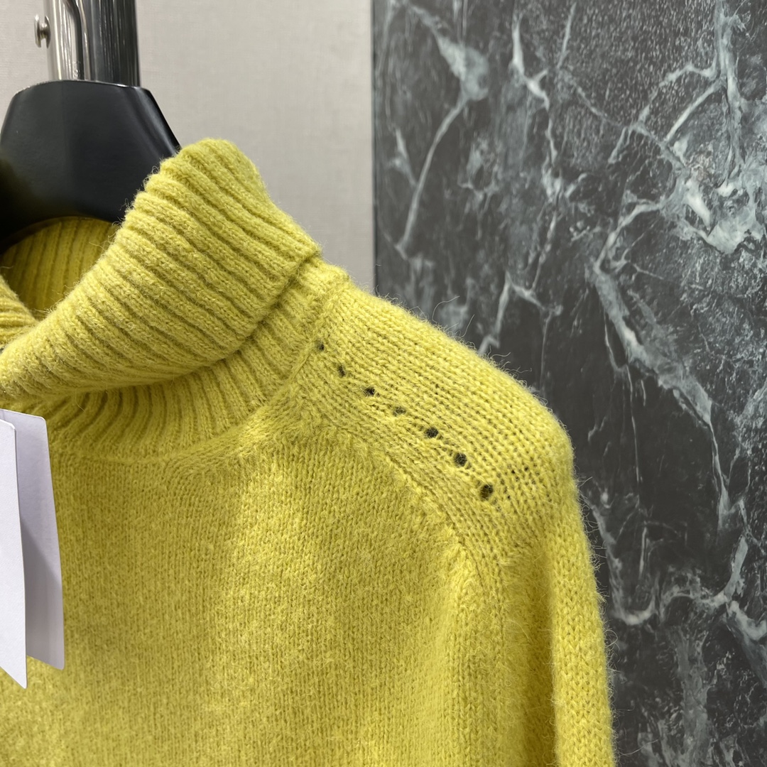 
CE 25早秋新款 高领针织毛衣 下摆刺绣凯旋门图案 彰显品牌格调 边均以螺纹竖坑条收紧 弹力十足 胸