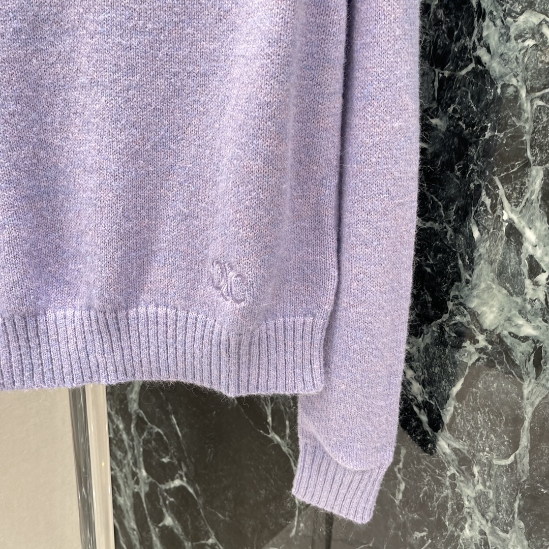 
CE 25早秋新款 圆领针织长袖毛衣 下摆刺绣凯旋门图案 彰显品牌格调 边均以螺纹竖坑条收紧 弹力十足