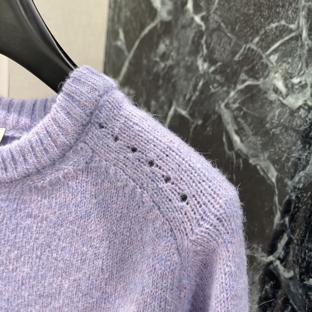 
CE 25早秋新款 圆领针织长袖毛衣 下摆刺绣凯旋门图案 彰显品牌格调 边均以螺纹竖坑条收紧 弹力十足