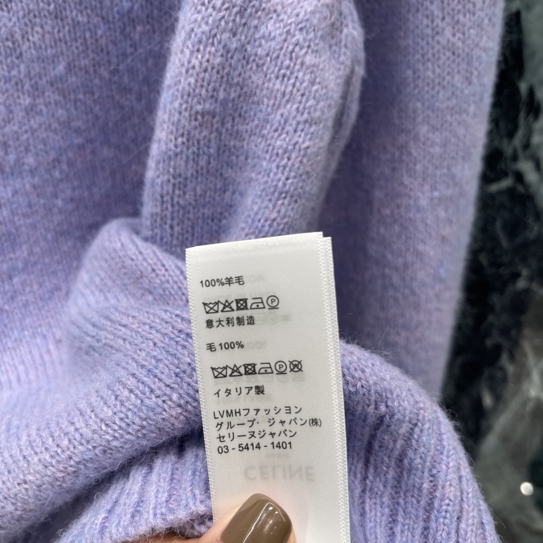 
CE 25早秋新款 圆领针织长袖毛衣 下摆刺绣凯旋门图案 彰显品牌格调 边均以螺纹竖坑条收紧 弹力十足