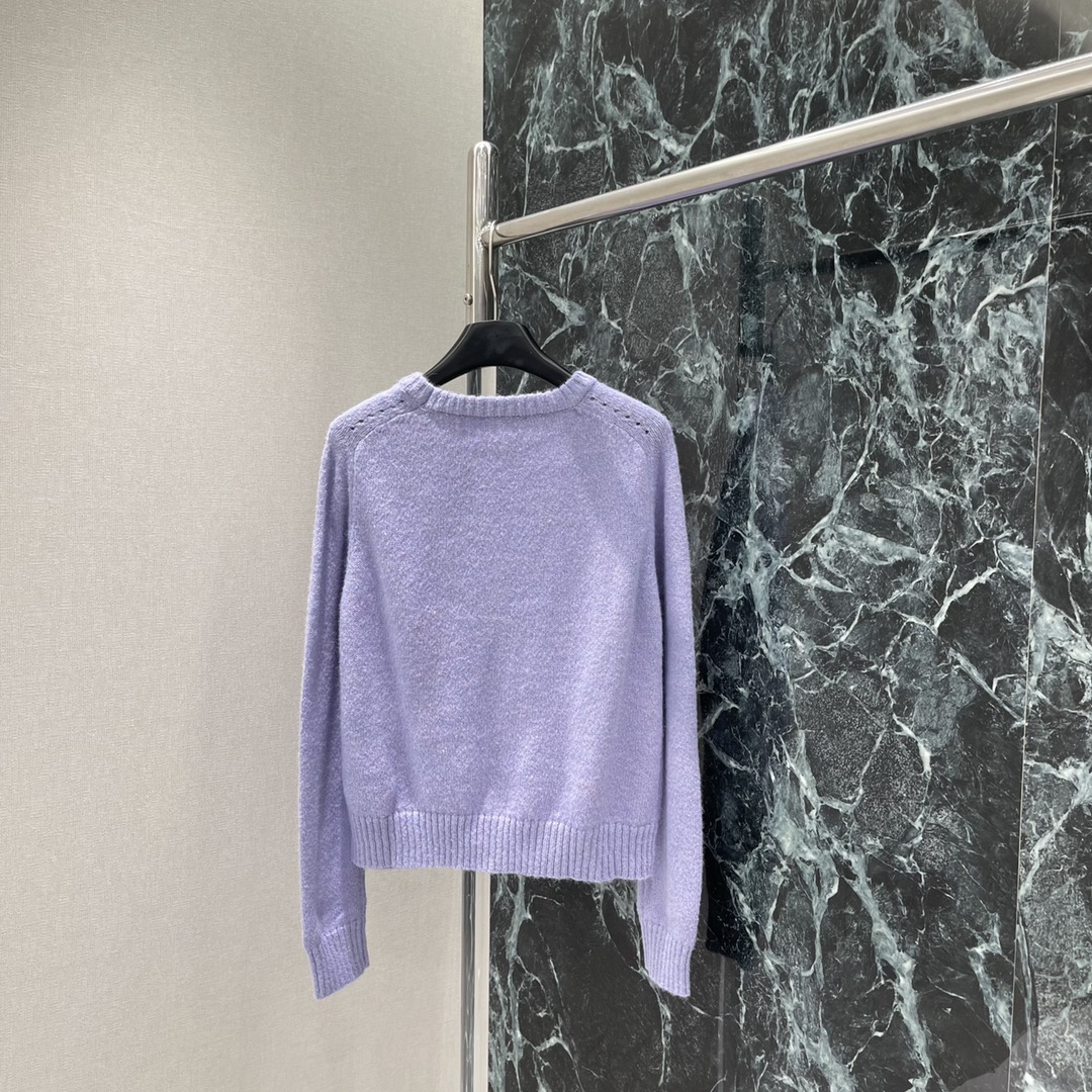 
CE 25早秋新款 圆领针织长袖毛衣 下摆刺绣凯旋门图案 彰显品牌格调 边均以螺纹竖坑条收紧 弹力十足