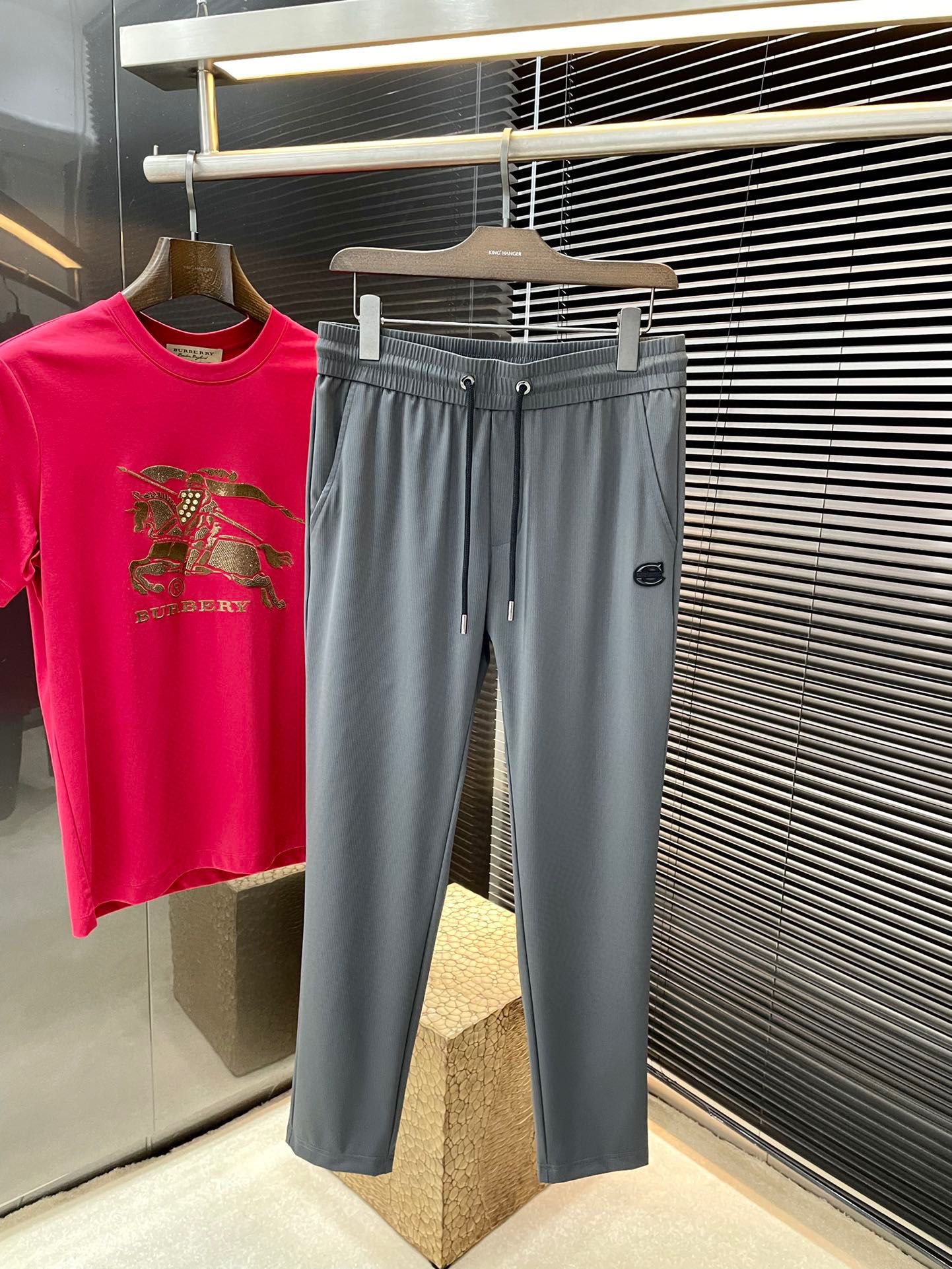 NO:514881,P Cavalli- (Cavalli) 2025 spring new style, the latest casual pants. The original pants are casual and versatile, casual and lazy, customized original Jinmin vertical striped fabric, full of comfort. High-end and atmospheric, does the flavor of spring have? The first choice. Number of codes 29-38 (37) purchasing level...,,alexander wang19860909P  Cavalli-（卡瓦利）2025春季新款,最新休闲裤.原版裤型上身休闲百搭、随性慵懒范,定制原版锦氨竖条纹面料,舒适感爆棚.高端大气,春天的味道有没有,首选 .码数 29-38（37）代购级别……,,alexander wang,Men's clothing