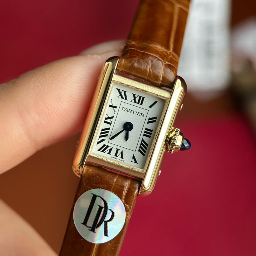 NO:385426,Small and lightweight, making every minute and every second full of elegance and confidence. The TANK LOUIS CARTIER mini small-sized watch has a dial size of 24 16.5mm x 6.2mm, and a imported movement in Switzerland!  The classic design is mixed with new proportions, making it more exquisite, unique and unique. The iconic bright gold curved case has been carefully polished through multiple layers of complex processes, striving to achieve rounded corners, striving to be the same as the original version. It is complemented by a sapphire crown that is carefully polished by hand, paired with a pure American crocodile leather strap. Each element takes into account the aesthetics and comfort of wearing, and it fully explains the casual elegance and makes your beauty flow everywhere. No matter how many times you see it, the mini tank that will be surprised, the classic gold watch frame is paired with a golden crocodile leather strap combination, and the texture is full. It really interprets the exquisiteness to the extreme!  DR produces all the best!  , louis vuitton,cartier,crocodile skin,gold19860909小小的,轻装上阵,让每一分每一秒都充满优雅与自信的魅力.  TANK LOUIS CARTIER迷你小尺寸款腕表以 24 16.5mm x 6.2mm的表盘尺寸,瑞士进口机芯！经典的设计混以全新的比例搭配,更显精巧别致而富有个性.标志性的明亮黄金弧形表壳 经过多层繁复工序精细打磨出圆润边角,力求每个弧度都与原版无异.再辅以每颗都用手工精心打磨的蓝宝石表冠,搭配纯正美洲鳄鱼皮质表带,每一元素兼顾美学和佩戴舒适感,尽释随性优雅,让你的美处处流转.无论看了多少次还是会被惊讶住的mini坦克,经典金色表框搭配咖金色鳄鱼皮表带组合,质感拉满.真的把精致演绎到了极致！DR出品 尽是精品！,,louis vuitton,cartier,crocodile skin,gold,Watch