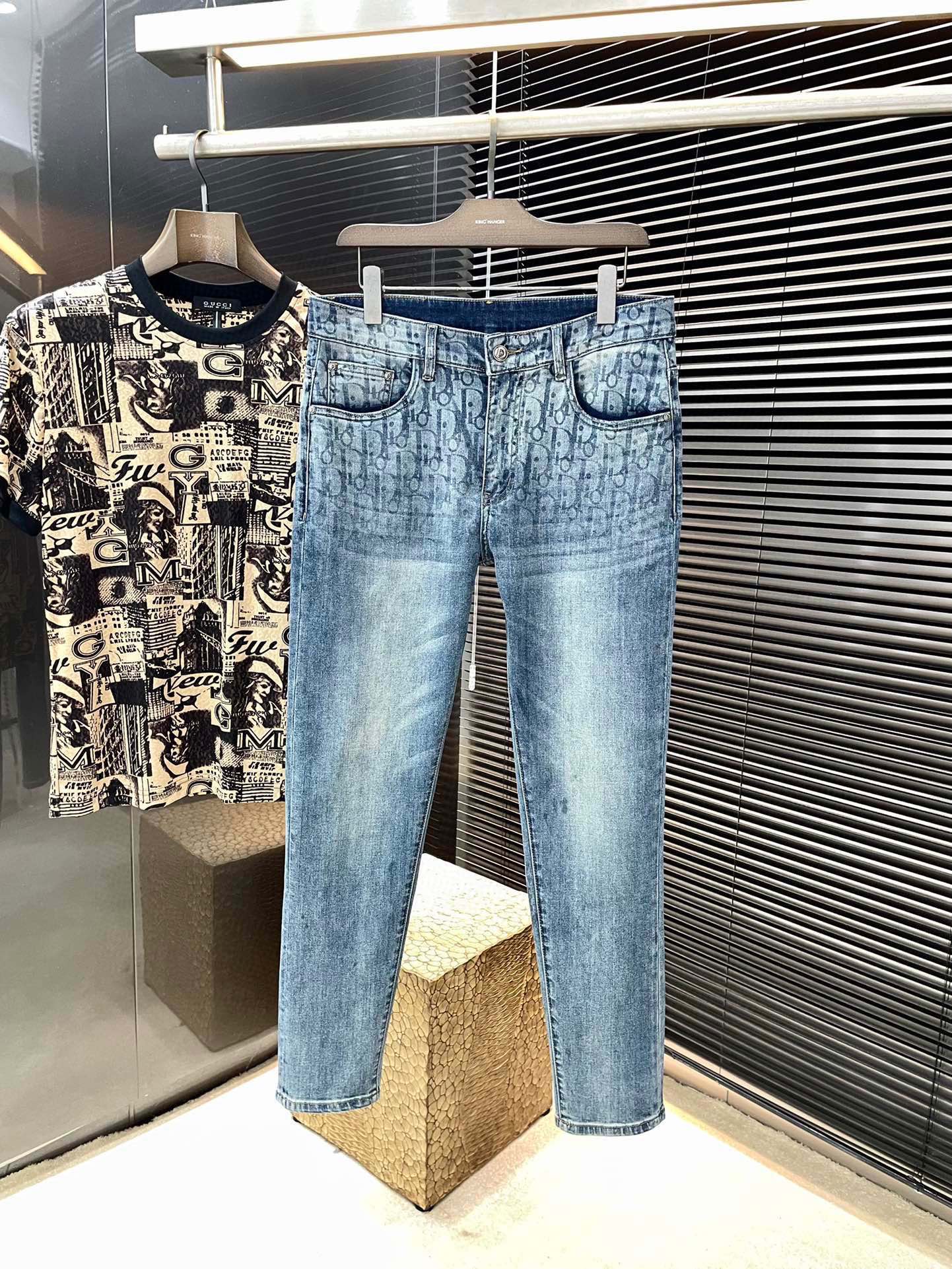 NO:514882,P Dior- (Dior) 2025 spring and summer new style jeans imported from Italian haute couture denim fabrics Fashion and casual Regular style Micro-stretch fabrics The fabric is comfortable and soft, breaking through the feel of conventional denim fabrics, not stuffy, and excellent comfort. It is free and versatile. It is washed for a long time and does not deform. The upper body effect is excellent. The elegant and elegant tailoring, the design is constantly innovating, but it always maintains a noble and elegant style and taste. The charm of fashion. The small straight piece of the style is fashionable. The counter number is 28-38 (37),,dior,dior,jeans,alexander wang19860909P  Dior-（迪奥）2025春夏季新款牛仔裤 进口意大利高定牛仔面料 时尚休闲 常规版型 微弹力面料 面料舒适柔软,突破常规牛仔的面料手感,不闷热,舒适感极佳.随意百搭 久洗不变形 上身效果极佳.大方优雅的剪裁,设计不断创新却始终保持着高贵优雅的风格和品位 演绎时尚魅惑 版型小直筒 时尚佳品 专柜码数 28-38（37）,,dior,dior,jeans,alexander wang,Men's clothing