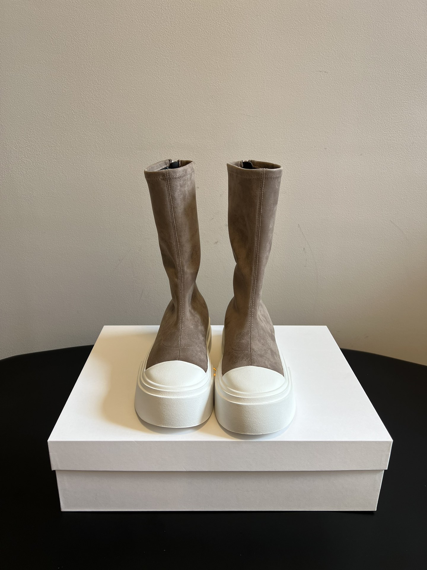 NO:494389,The ro* 25ss elastic heightening boots are made of elastic materials and feel comfortable to wear, which is definitely a must-have item for this season's autumn and winter. Minimalist lines The wrapped legs are super slim. Fully fashionable. Fabric elastic velvet inner lining. Rubber sole. Size35-40 (40 customization, no return or replacement), boots, boots19860909莞产 The ro* 25ss弹力增高靴 弹力材质穿着起来舒适又有造型感,绝对是本季秋冬的必备单品 极简的线条 包裹的腿型超级显瘦 时髦度满分 面料弹力绒 内里布面 鞋底橡胶底 Size35-40(40定制不退不换),靴子,boots,Women's Shoes