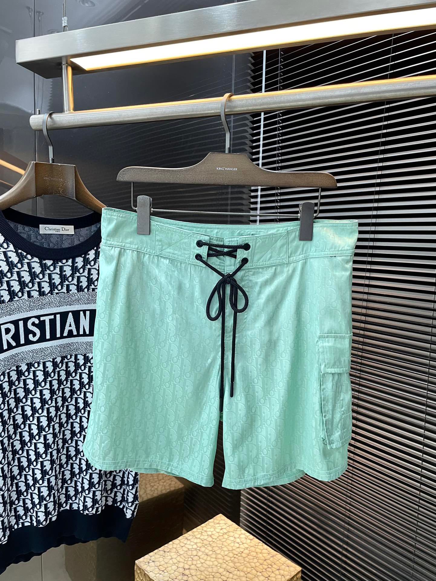 NO:514883,P Dior-2025 spring and summer new three-color jacquard swimsuit shorts, these swimsuit shorts are carefully crafted from Parley Ocean Plastic technology fabric, which is made of recycled materials. Paired with classic Oblique prints, drawstrings and side flip pockets, can be matched with a T-shirt or Polo shirt, making the summer look more refined. There are three colors to choose from and a classic small storage bag. It is a must-have item for men in summer, highly recommended!  Color Blue Green Black Number of codes S M L XL,,dior,dior,shorts,tees,t-shirt,alexander wang19860909P  Dior-（迪奥）2025春夏季新款三色提花泳装短裤,这款泳装短裤采用 Parley Ocean Plastic科技面料精心制作,此面料由再循环材料打造.搭配经典Oblique印花,搭配抽绳和侧边翻盖口袋,可与T恤或Polo 衫搭配,令夏日造型更加精致.有三色可挑选,同时搭配有经典小收纳袋,是男士夏季必备佳品,强烈推荐！颜色 蓝色 绿色 黑色 码数 S M L XL,,dior,dior,shorts,tees，t-shirt,alexander wang,Men's clothing