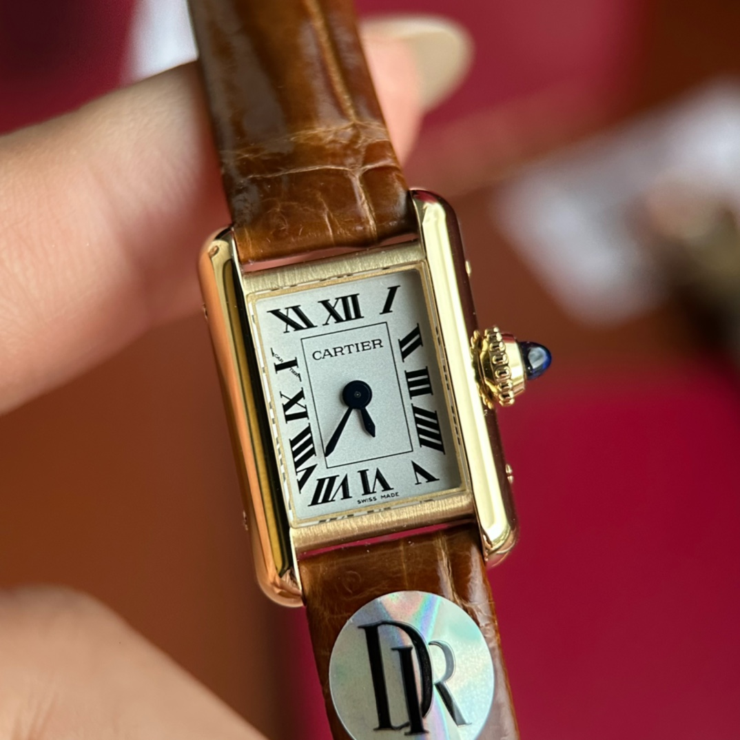 NO:385433,High-definition details, full texture. The small and lightweight ones make every minute and every second full of elegance and confidence. The TANK LOUIS CARTIER mini small-sized watch has a dial size of 24 16.5mm x 6.2mm, and a imported Swiss movement!  The classic design is mixed with new proportions, making it more exquisite, unique and unique. The iconic bright gold curved case has been carefully polished through multiple layers of complex processes, striving to achieve rounded corners, striving to be the same as the original version. It is complemented by a sapphire crown that is carefully polished by hand, paired with a pure American crocodile leather strap. Each element takes into account the aesthetics and comfort of wearing, and it fully explains the casual elegance and makes your beauty flow everywhere. No matter how many times you see it, the mini tank that will be surprised, the classic gold watch frame is paired with a golden crocodile leather strap combination, and the texture is full. It really interprets the exquisiteness to the extreme!  DR produces all the best!  , louis vuitton,cartier,crocodile skin,gold19860909高清细节,质感十足 小小的,轻装上阵,让每一分每一秒都充满优雅与自信的魅力.  TANK LOUIS CARTIER迷你小尺寸款腕表以 24 16.5mm x 6.2mm的表盘尺寸,瑞士进口机芯！经典的设计混以全新的比例搭配,更显精巧别致而富有个性.标志性的明亮黄金弧形表壳 经过多层繁复工序精细打磨出圆润边角,力求每个弧度都与原版无异.再辅以每颗都用手工精心打磨的蓝宝石表冠,搭配纯正美洲鳄鱼皮质表带,每一元素兼顾美学和佩戴舒适感,尽释随性优雅,让你的美处处流转.无论看了多少次还是会被惊讶住的mini坦克,经典金色表框搭配咖金色鳄鱼皮表带组合,质感拉满.真的把精致演绎到了极致！DR出品 尽是精品！,,louis vuitton,cartier,crocodile skin,gold,Watch