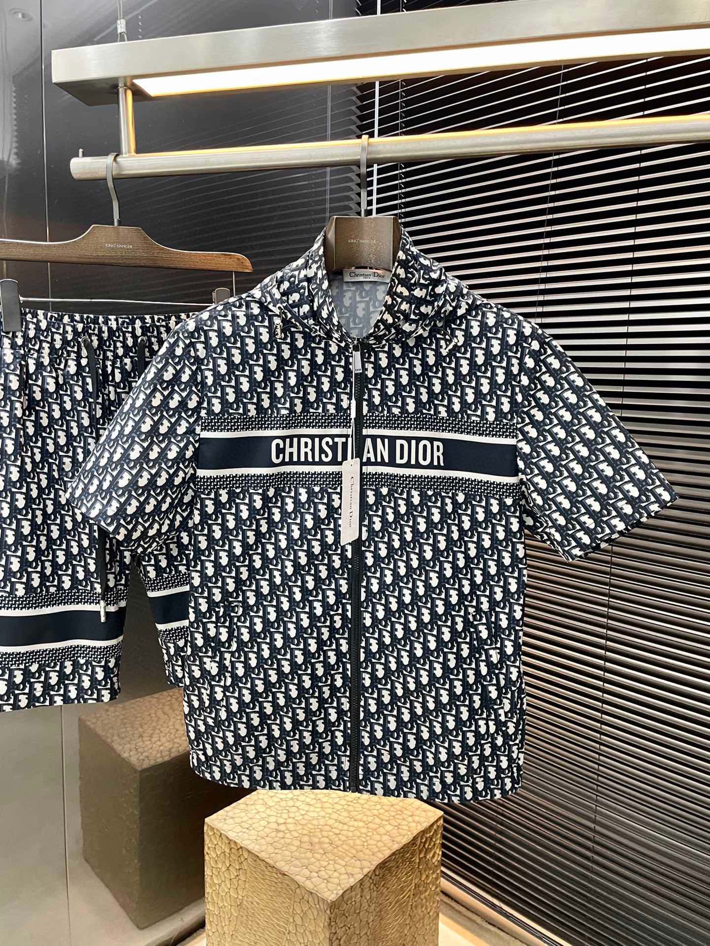 NO:514884,A set of P Dio is recommended without selling it!  New products for spring and summer 2025, full of style, very good-looking, and is definitely a powerful tool to attract resurgence!  Fashionable and trendy suit. It uses imported polyester fiber fabric, with good comfort and exquisite turning!  A casual and handsome European and American tone!  Smooth and neat, with a crisp and stylish upper body, fashionable and handsome, and a full-size handsome image!  Size M-3XL,dior,dior,alexander wang19860909一套不拆卖P  Dio（迪奥）重磅推荐！2025春夏新品 十足腔调 上身非常的赞 超有型 绝对是吸引回头率的利器！时尚潮流套装.采用进口聚脂纤维面料,舒适度好,车工精湛！随性帅气的欧美调调！流畅利落 上身挺括有型,时尚又帅气,十足的型男形象！尺码 M-3XL,,dior,dior,alexander wang,Men's clothing