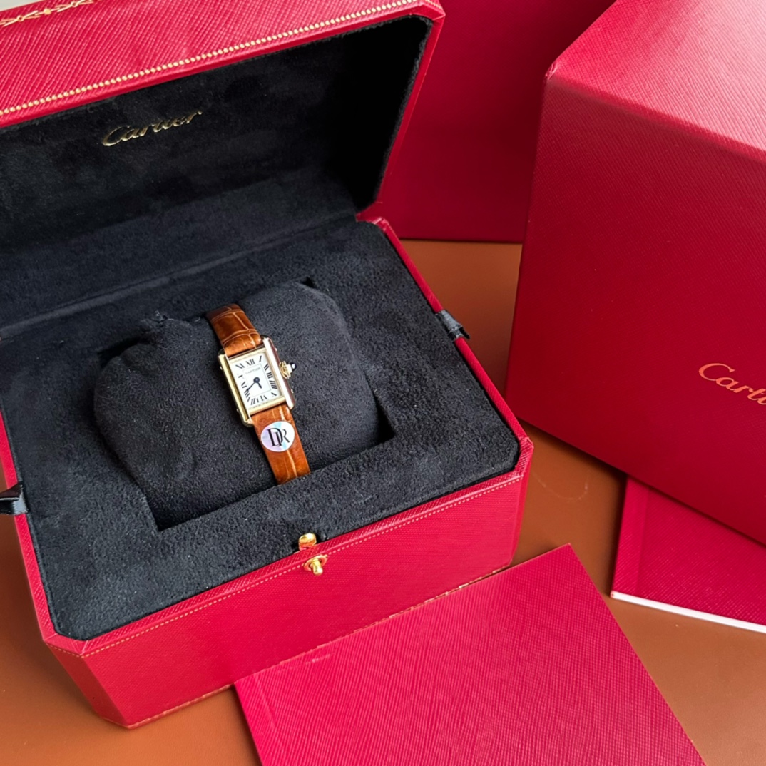 NO:385436,The first choice of goddesses with temperament is small and lightweight, making every minute and every second full of elegance and confidence. The TANK LOUIS CARTIER mini small size watch has a dial size of 24 16.5mm x 6.2mm, and a imported Swiss movement!  The classic design is mixed with new proportions, making it more exquisite, unique and unique. The iconic bright gold curved case has been carefully polished through multiple layers of complex processes, striving to achieve rounded corners, striving to be the same as the original version. It is complemented by a sapphire crown that is carefully polished by hand, paired with a pure American crocodile leather strap. Each element takes into account the aesthetics and comfort of wearing, and it fully explains the casual elegance and makes your beauty flow everywhere. No matter how many times you see it, the mini tank that will be surprised, the classic gold watch frame is paired with a golden crocodile leather strap combination, and the texture is full. It really interprets the exquisiteness to the extreme!  DR produces all the best!  , louis vuitton,cartier,crocodile skin,gold19860909气质女神首选 小小的,轻装上阵,让每一分每一秒都充满优雅与自信的魅力.  TANK LOUIS CARTIER迷你小尺寸款腕表以 24 16.5mm x 6.2mm的表盘尺寸,瑞士进口机芯！经典的设计混以全新的比例搭配,更显精巧别致而富有个性.标志性的明亮黄金弧形表壳 经过多层繁复工序精细打磨出圆润边角,力求每个弧度都与原版无异.再辅以每颗都用手工精心打磨的蓝宝石表冠,搭配纯正美洲鳄鱼皮质表带,每一元素兼顾美学和佩戴舒适感,尽释随性优雅,让你的美处处流转.无论看了多少次还是会被惊讶住的mini坦克,经典金色表框搭配咖金色鳄鱼皮表带组合,质感拉满.真的把精致演绎到了极致！DR出品 尽是精品！,,louis vuitton,cartier,crocodile skin,gold,Watch