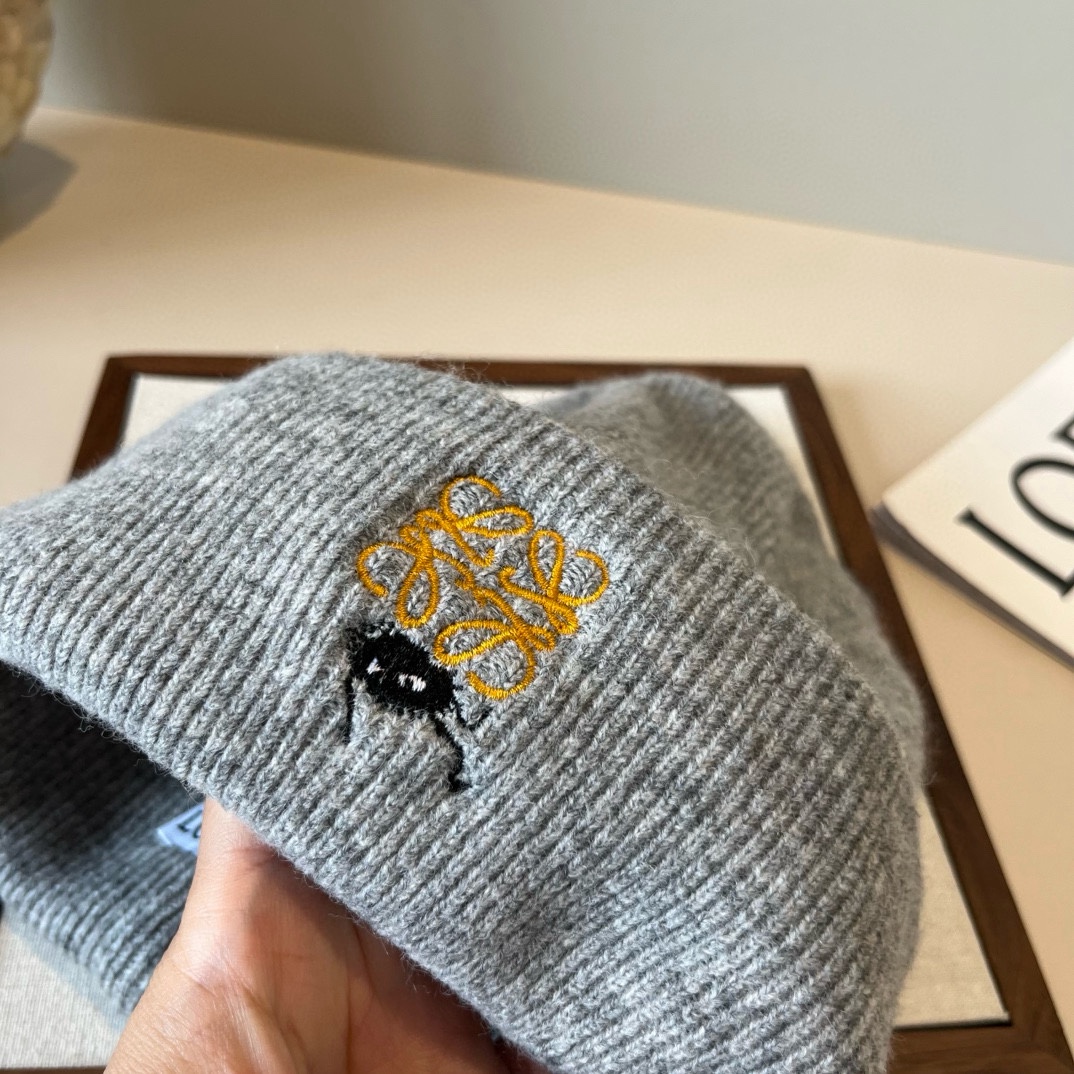 🆕

ＬＯＥＷＥ罗意威新款针织羊毛帽，细腻柔软亲肤，男女通用，弹性超好👍