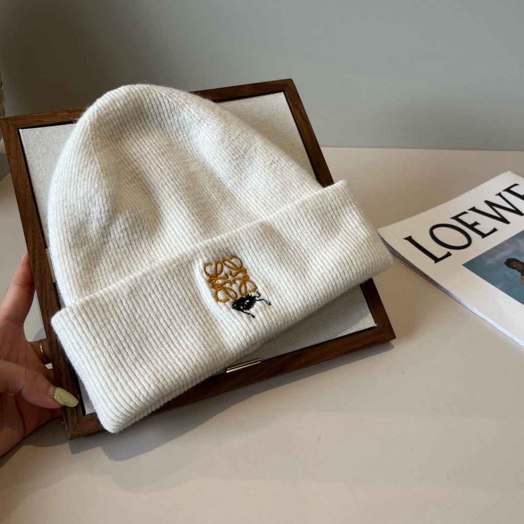 🆕

ＬＯＥＷＥ罗意威新款针织羊毛帽，细腻柔软亲肤，男女通用，弹性超好👍