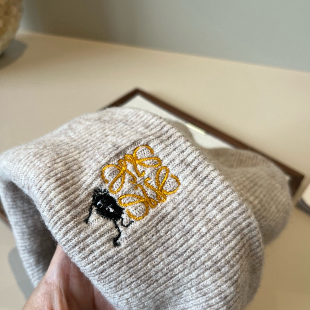 🆕

ＬＯＥＷＥ罗意威新款针织羊毛帽，细腻柔软亲肤，男女通用，弹性超好👍