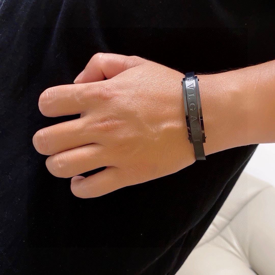 NO:378728,Bulgari BVLGARI high-quality men's 21Cm bracelet, a very versatile 14K stainless steel color-retaining material, thick gold plated. Perfect diamond inlay and carefully polished, perfectly fitting with the metal edges!  Full of temptation and charming sensibility, the dazzling luxury of diamonds presents an unparalleled beauty and power, giving you a new look, interpreting the inherent multi-faceted qualities, spreading and bending, showing its elegant and extremely tempting beauty!  , jewelry boutique, bottega veneta, bvlgari, bvlgari, bracelet19860909宝格丽BVLGARI高品质男士21Cm手镯,非常百搭的一款14K精钢保色材质厚镀厚金.完美镶钻精心打磨,与金属边完美契合！充满诱惑和迷人的感性,钻石的璀璨奢华,呈现出中无与伦比的美感与力量,给你一个全新的面貌,诠释固有的多面特质,蔓延弯曲,尽显其高雅而极具诱惑的美丽！,饰品精品,bottega veneta,bvlgari,bvlgari,bracelet,Jewelry