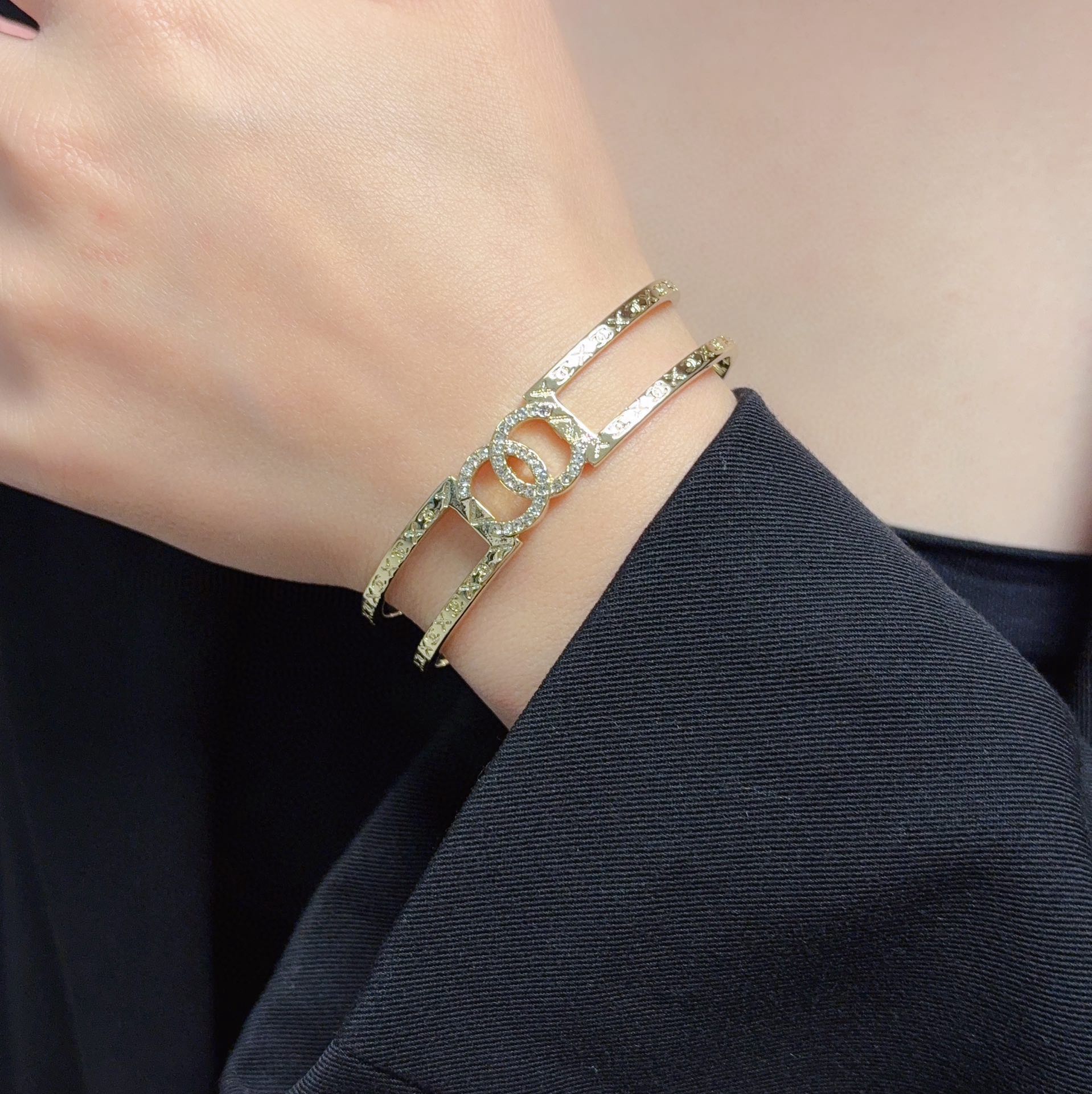 NO:378723,Xiaohongshu recommends the popular Xiaoxiang new carved c letter diamond inlaid bracelet Chanel Chanel high-quality imported stainless steel bracelet super heavy industry bling bling bling, the color matching is very good and high-end, goddess temperament high-end, stainless steel material is not allergic and not faded. One to one exquisite craftsmanship, classic charm, high cost performance, must-have choice, jewelry quality, chanel, chanel, bracelet19860909小红书推荐爆款小香新款雕刻c字母镶钻镂空手镯香奈儿Chanel高品质进口精钢手镯超重工bling bling,颜色搭配得非常好高级感 女神气质高端 精钢材质不过敏不褪色.一比一精美工艺,经典至极的魅物,性价比高 必备必入之选,饰品精品,chanel,chanel,bracelet,Jewelry