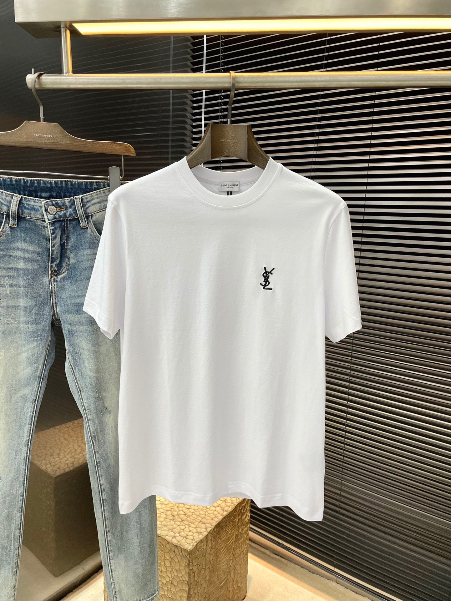 NO:514839,P Saint Lauren series VIP high-end customization 2025 spring and summer new short-sleeved style versatile styles anyone can easily control. Fully customized fabrics, high-quality high-quality double-strand mercerated plain fabric. The fabric feels soft and the upper body is comfortable and soft. The simple style is very classy, ​​simple and unique, and the style is very exquisite. The cut is very exquisite, showing the aura, and it will highlight the exquisiteness of business men!  Size M-3XL, saint laurent, saint laurent, T-shirt, alexander wang19860909P  Saint Lauren（圣罗兰）系列 VIP高级定制 2025春夏季新款短袖 百搭款式 任何人都可以轻松驾驭 面料全订制数 高定一等品双股丝光平纹面料 面料手感柔软,上身舒适柔软 简约的款式非常显档次,简约个性时尚,版型剪裁非常精致,显气场,又会凸显商务男士的精致！尺码 M-3XL,,saint laurent,saint laurent,T-shirt,alexander wang,Men's clothing