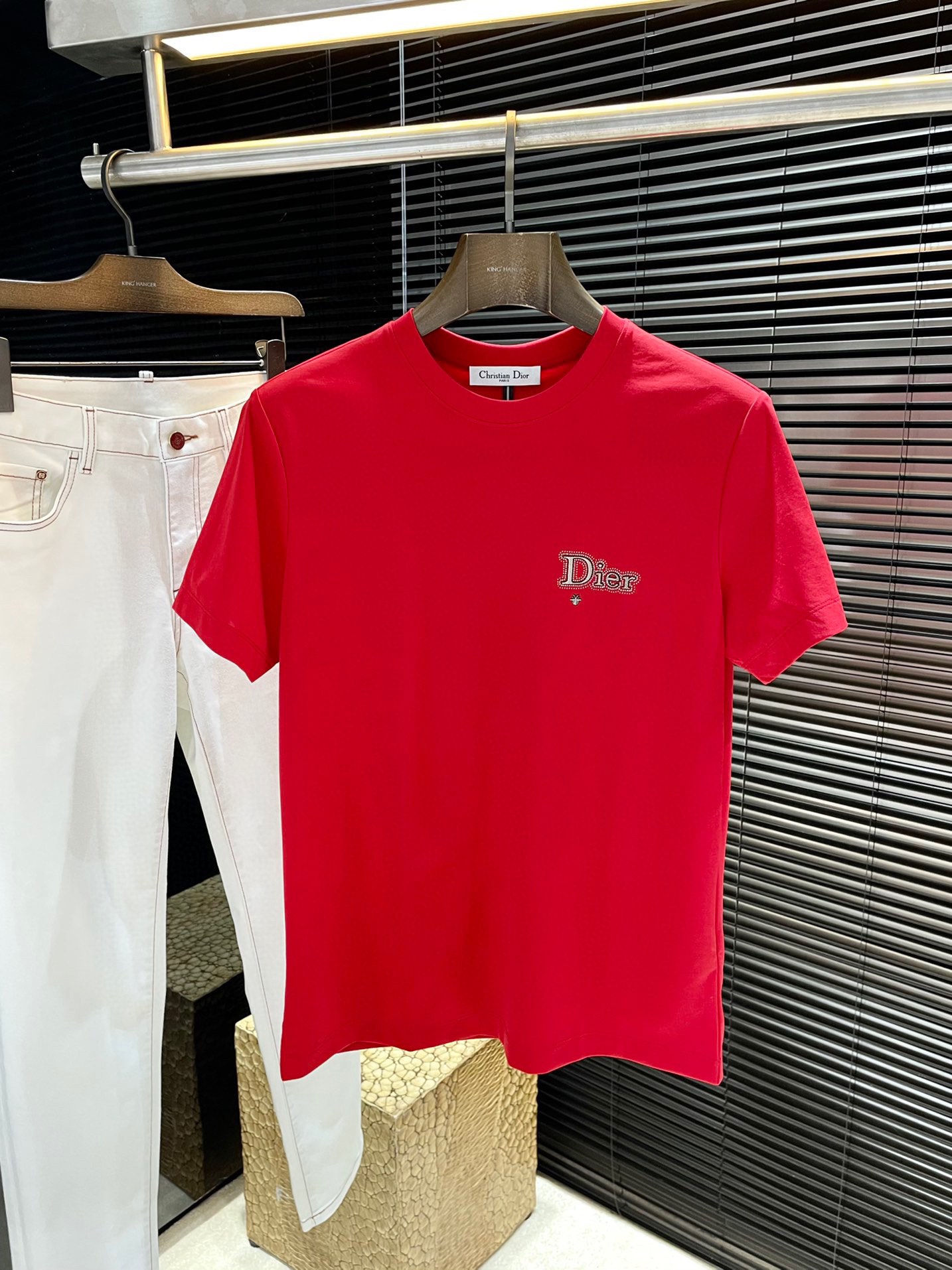 NO:514842,P Dior- (Dior) series VIP high-end customization 2025 spring and summer new short-sleeved style versatile styles anyone can easily control. Fully customized fabrics, high-quality silk cotton fabrics. The fabric feels soft and the upper body is comfortable and soft. The simple style is very classy, ​​simple and unique, fashionable, the style is very exquisite, showing the aura, and it will highlight the exquisiteness of business men!  Size M-3XL,,dior,dior,T-shirt,alexander wang19860909P  Dior-（迪奥）系列 VIP高级定制 2025春夏季新款短袖 百搭款式 任何人都可以轻松驾驭 面料全订制 高定一等品蚕丝棉面料 面料手感柔软,上身舒适柔软 简约的款式非常显档次,简约个性时尚,版型剪裁非常精致,显气场,又会凸显商务男士的精致！尺码 M-3XL,,dior,dior,T-shirt,alexander wang,Men's clothing