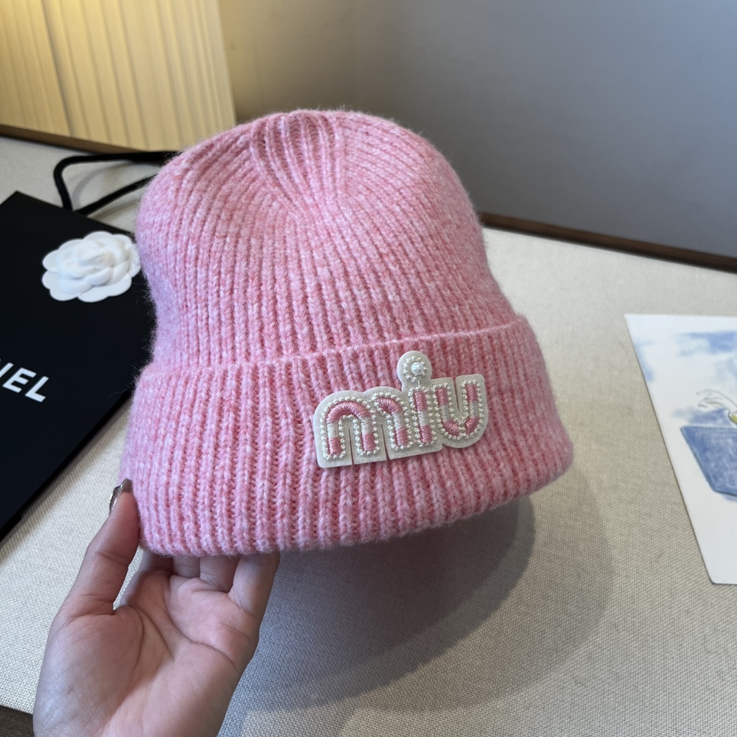 🆕

miumiu缪缪新款针织羊毛帽，细腻柔软亲肤，弹性超好👍