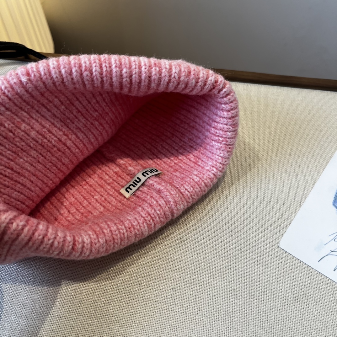 🆕

miumiu缪缪新款针织羊毛帽，细腻柔软亲肤，弹性超好👍