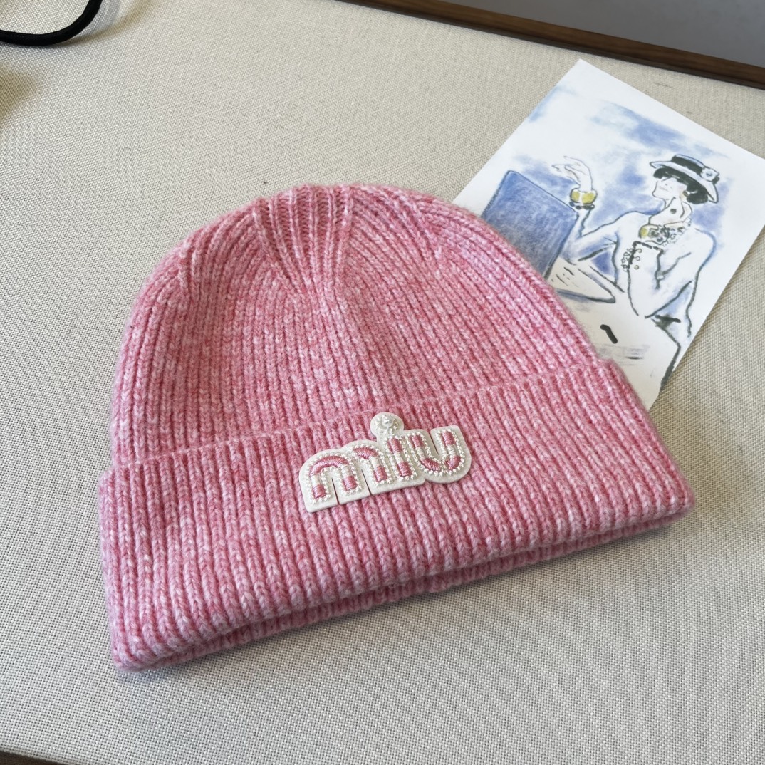 🆕

miumiu缪缪新款针织羊毛帽，细腻柔软亲肤，弹性超好👍