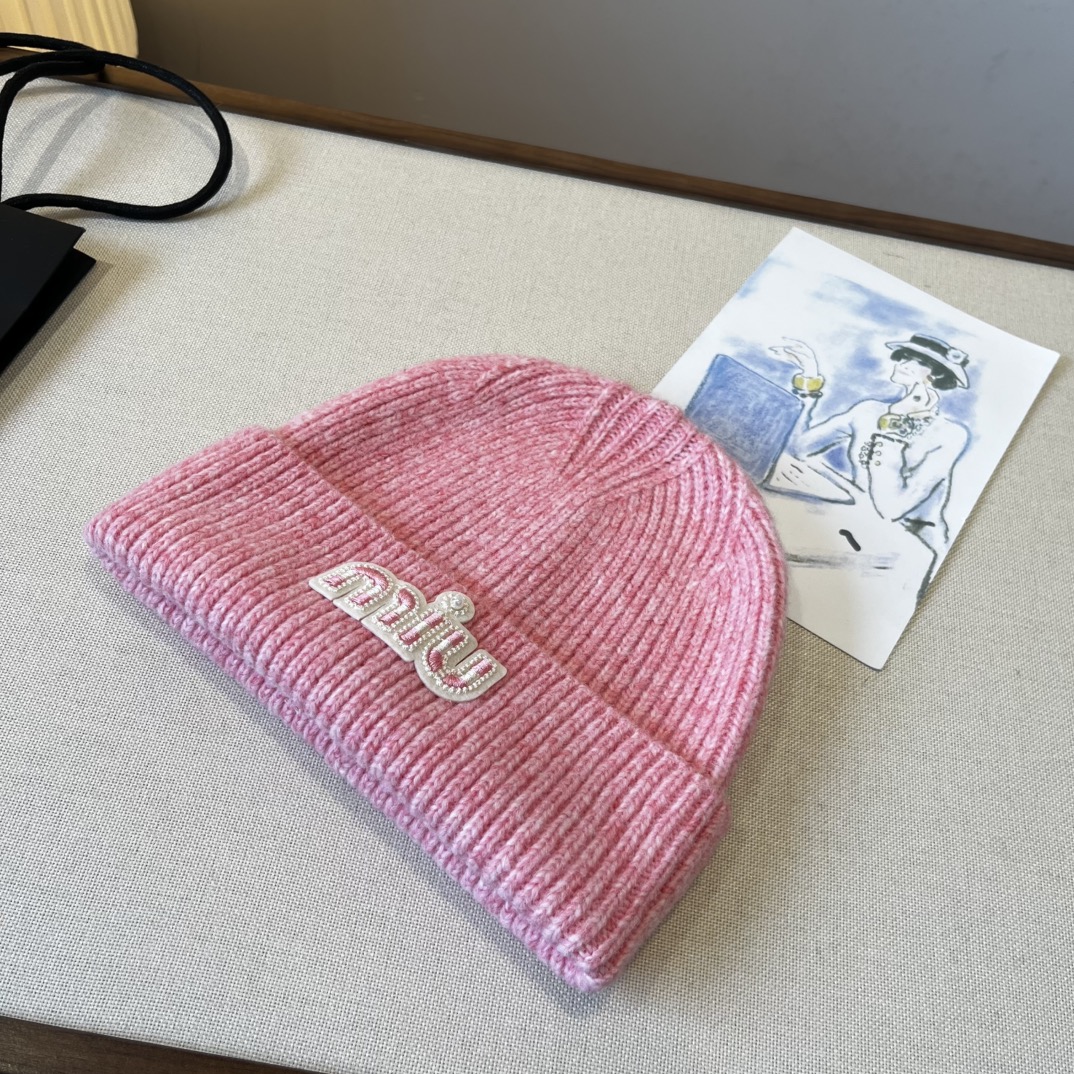 🆕

miumiu缪缪新款针织羊毛帽，细腻柔软亲肤，弹性超好👍