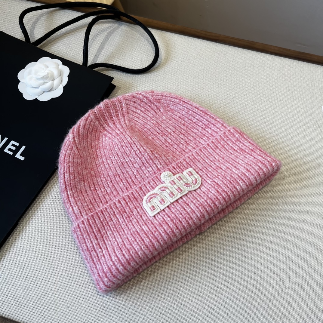 🆕

miumiu缪缪新款针织羊毛帽，细腻柔软亲肤，弹性超好👍