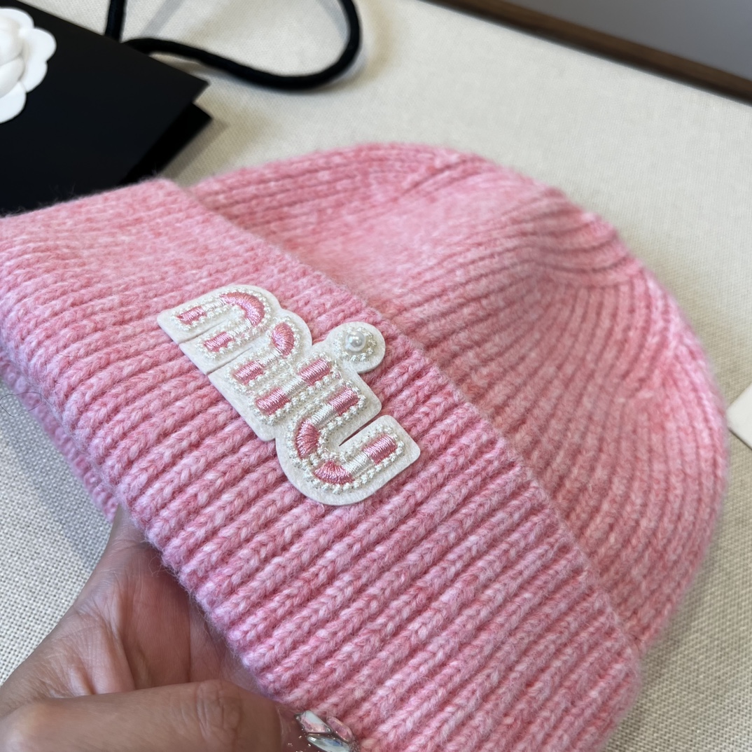 🆕

miumiu缪缪新款针织羊毛帽，细腻柔软亲肤，弹性超好👍