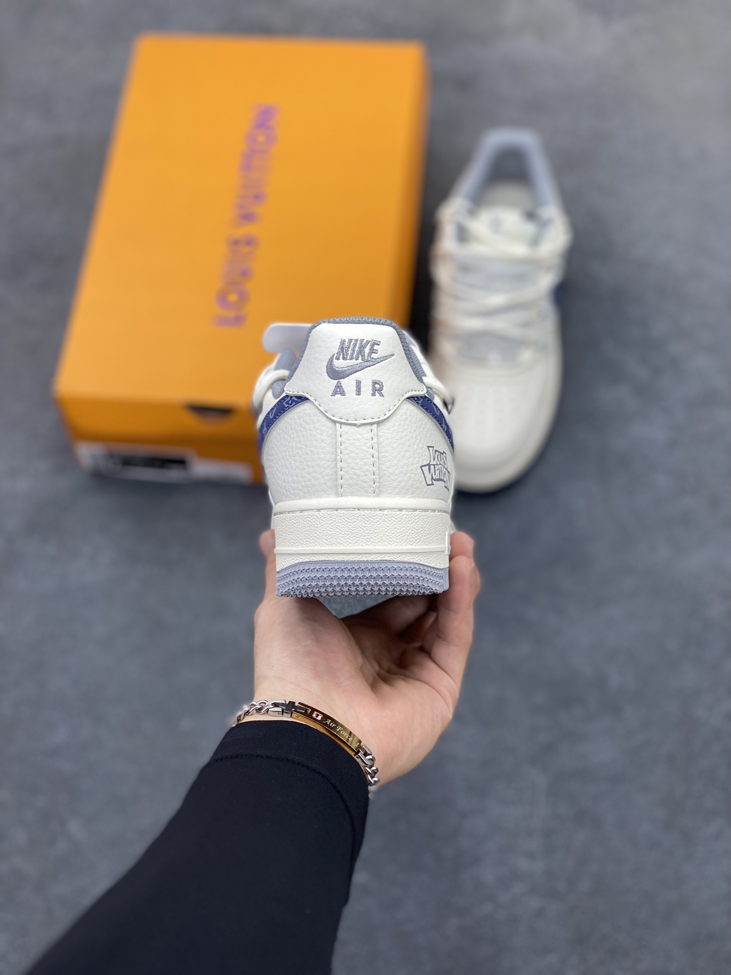 图片[4]-NIke Air Force 1 \’07 Low “LV联名——花蓝勾抽绳”空军一号 低帮 运动鞋 休闲鞋 折边针车 工艺难度大 原楦头原纸板 原装鞋盒 定制五金配件 内置全掌气垫 原厂鞋底 货号：DM6868-064 尺码：36 36.5 37.5 38 38.5 39 40 40.5 41 42 42.5 43 44 44.5 45-选品中心