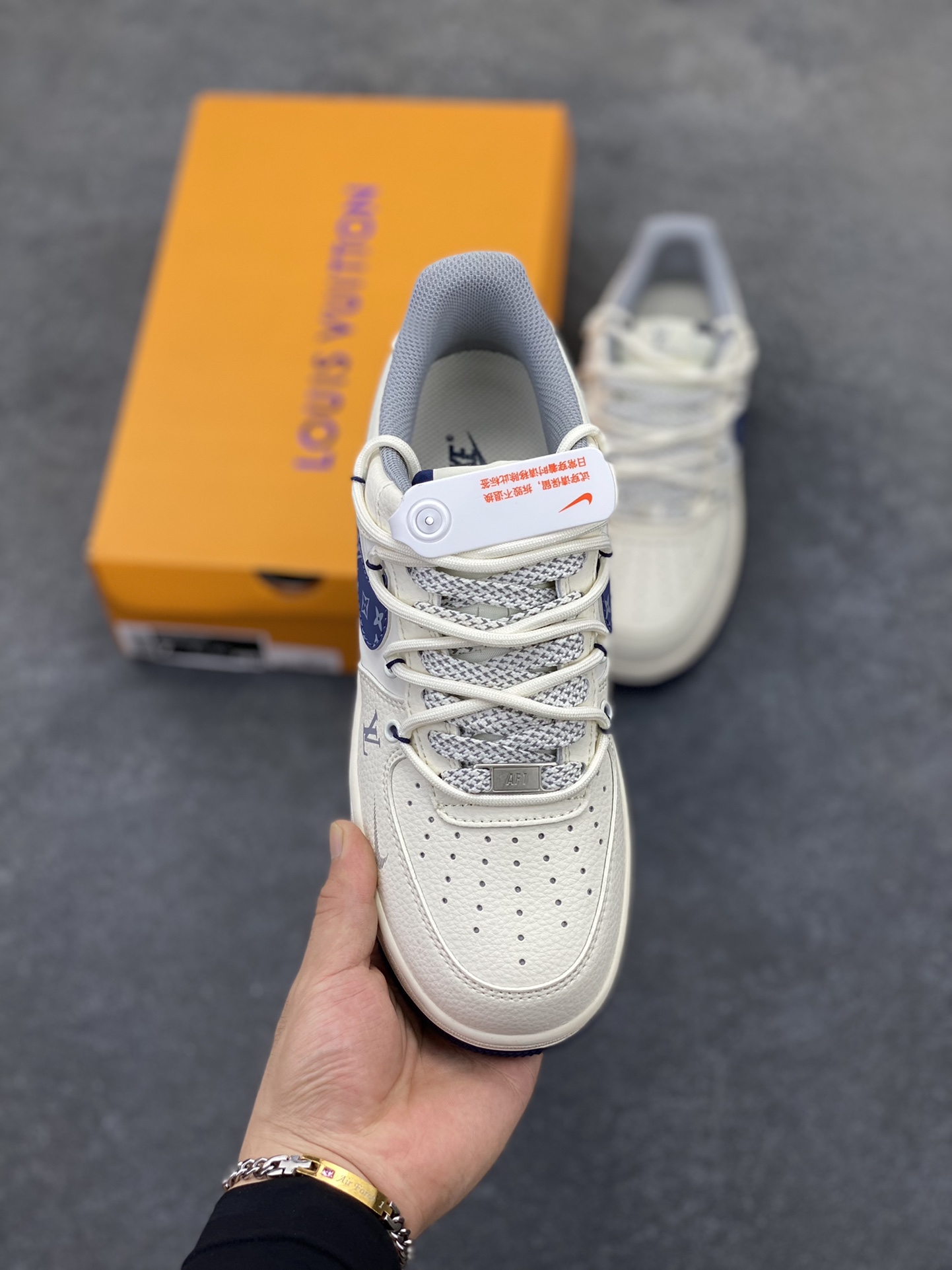 图片[2]-NIke Air Force 1 \’07 Low “LV联名——花蓝勾抽绳”空军一号 低帮 运动鞋 休闲鞋 折边针车 工艺难度大 原楦头原纸板 原装鞋盒 定制五金配件 内置全掌气垫 原厂鞋底 货号：DM6868-064 尺码：36 36.5 37.5 38 38.5 39 40 40.5 41 42 42.5 43 44 44.5 45-选品中心