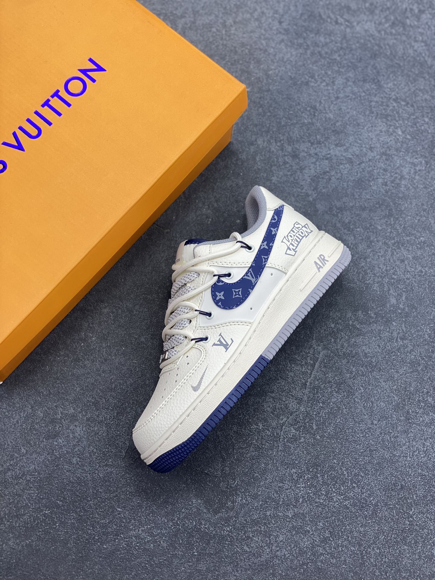 图片[7]-NIke Air Force 1 \’07 Low “LV联名——花蓝勾抽绳”空军一号 低帮 运动鞋 休闲鞋 折边针车 工艺难度大 原楦头原纸板 原装鞋盒 定制五金配件 内置全掌气垫 原厂鞋底 货号：DM6868-064 尺码：36 36.5 37.5 38 38.5 39 40 40.5 41 42 42.5 43 44 44.5 45-选品中心