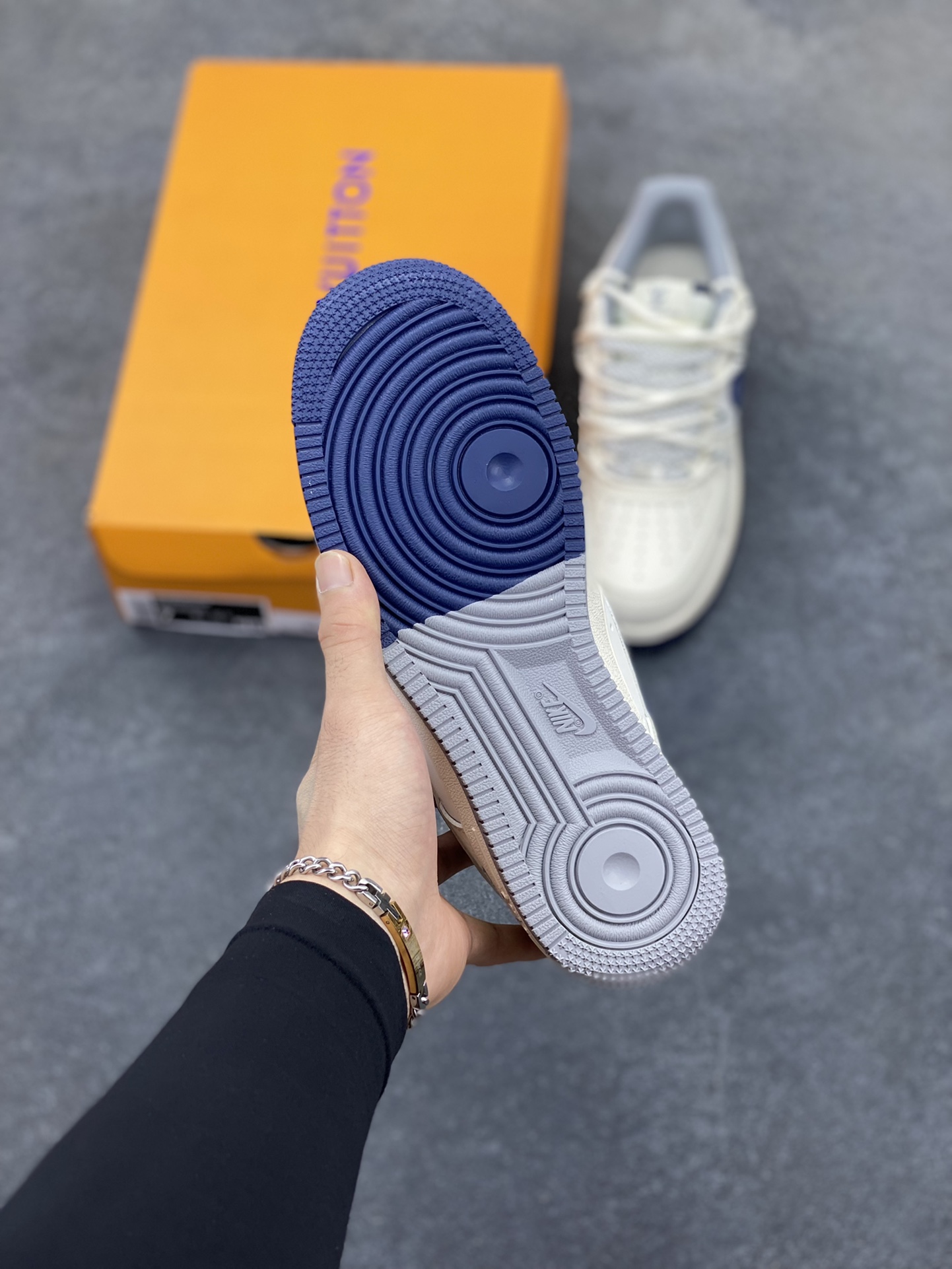 图片[5]-NIke Air Force 1 \’07 Low “LV联名——花蓝勾抽绳”空军一号 低帮 运动鞋 休闲鞋 折边针车 工艺难度大 原楦头原纸板 原装鞋盒 定制五金配件 内置全掌气垫 原厂鞋底 货号：DM6868-064 尺码：36 36.5 37.5 38 38.5 39 40 40.5 41 42 42.5 43 44 44.5 45-选品中心