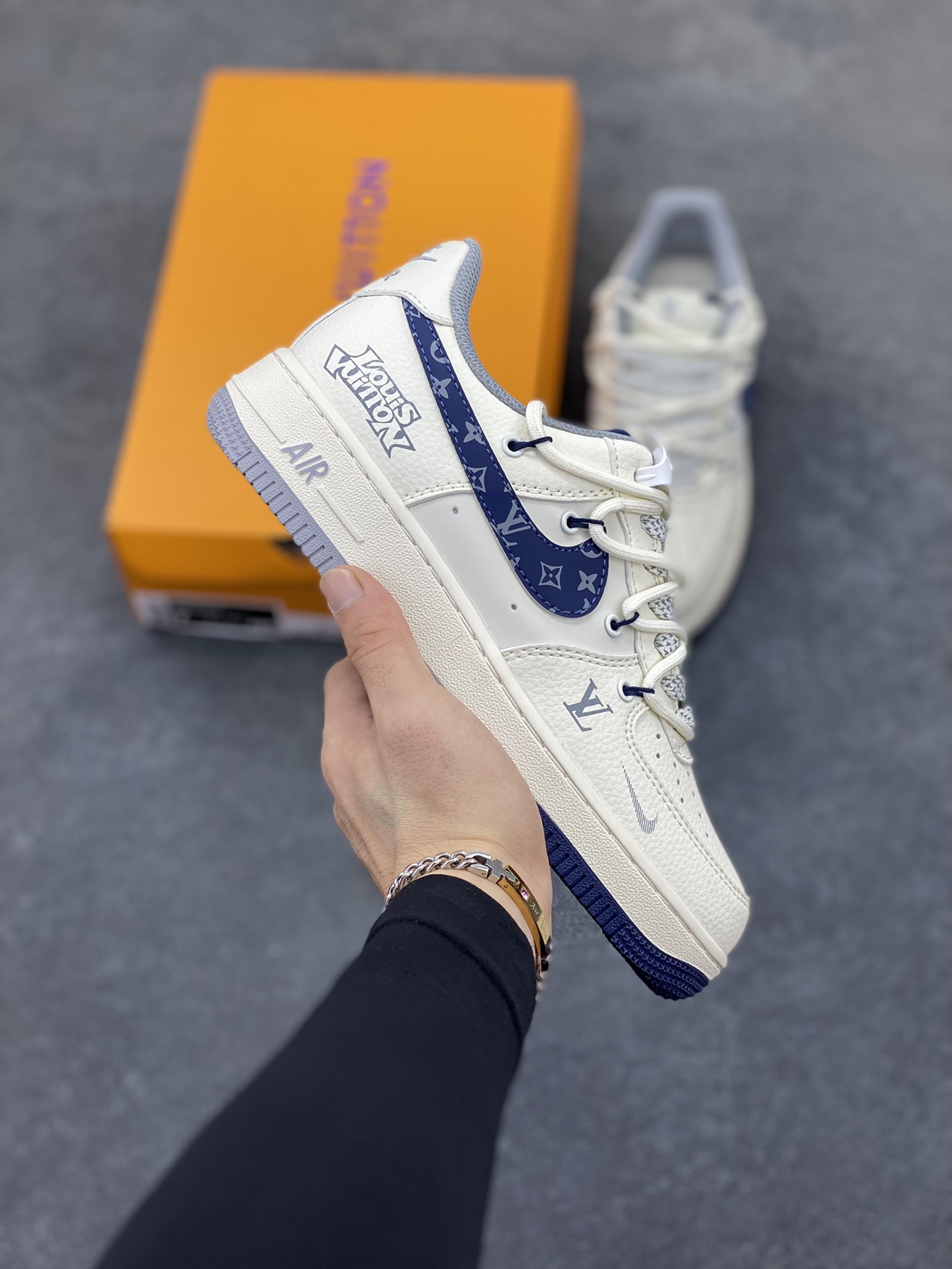 NIke Air Force 1 \’07 Low “LV联名——花蓝勾抽绳”空军一号 低帮 运动鞋 休闲鞋 折边针车 工艺难度大 原楦头原纸板 原装鞋盒 定制五金配件 内置全掌气垫 原厂鞋底 货号:DM6868-064 尺码:36 36.5 37.5 38 38.5 39 40 40.5 41 42 42.5 43 44 44.5 45-选品中心