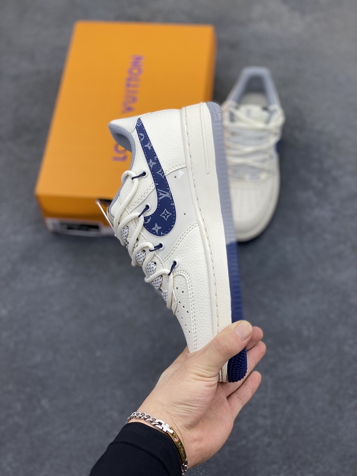 图片[3]-NIke Air Force 1 \’07 Low “LV联名——花蓝勾抽绳”空军一号 低帮 运动鞋 休闲鞋 折边针车 工艺难度大 原楦头原纸板 原装鞋盒 定制五金配件 内置全掌气垫 原厂鞋底 货号：DM6868-064 尺码：36 36.5 37.5 38 38.5 39 40 40.5 41 42 42.5 43 44 44.5 45-选品中心