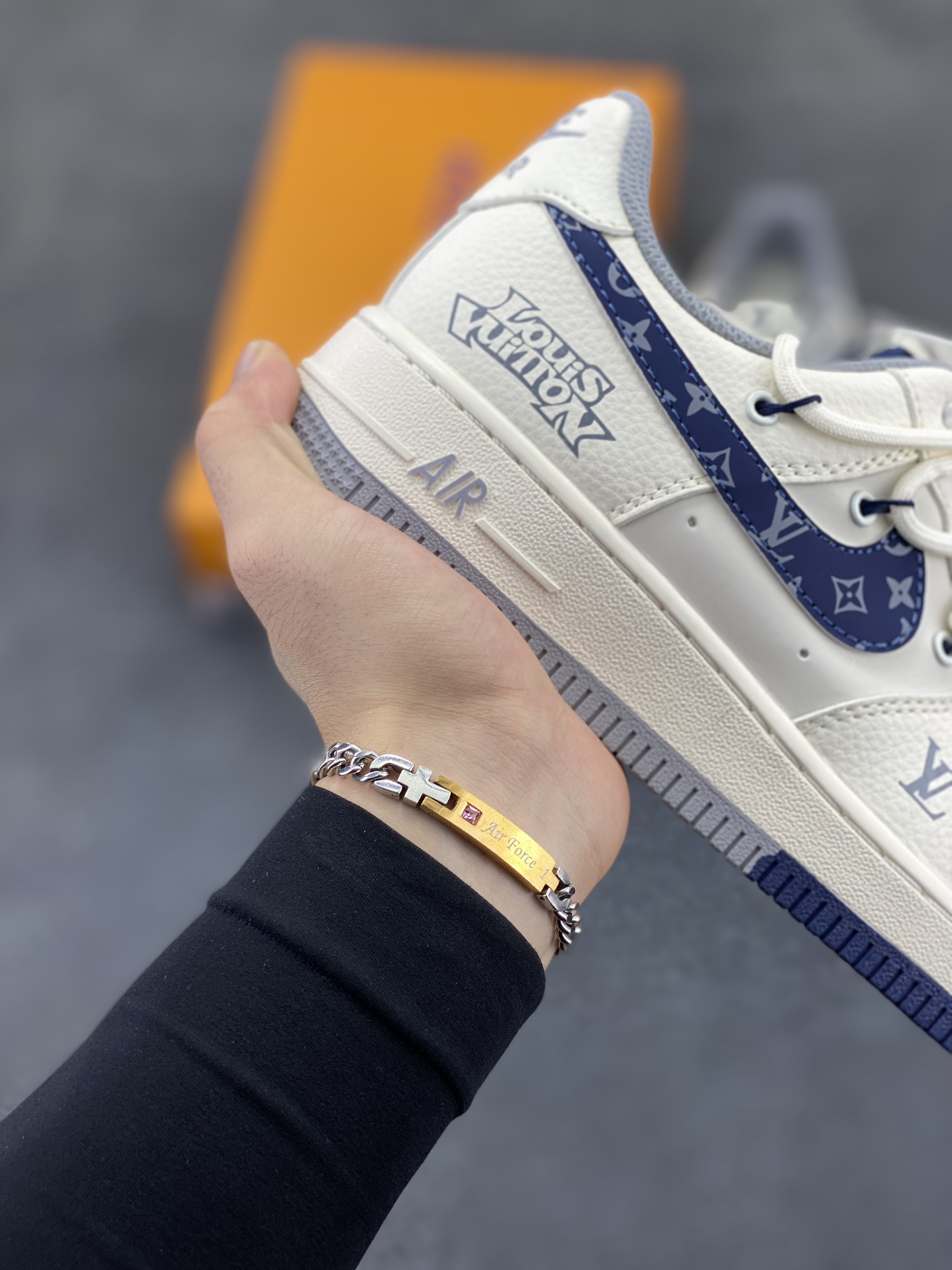 图片[6]-NIke Air Force 1 \’07 Low “LV联名——花蓝勾抽绳”空军一号 低帮 运动鞋 休闲鞋 折边针车 工艺难度大 原楦头原纸板 原装鞋盒 定制五金配件 内置全掌气垫 原厂鞋底 货号：DM6868-064 尺码：36 36.5 37.5 38 38.5 39 40 40.5 41 42 42.5 43 44 44.5 45-选品中心