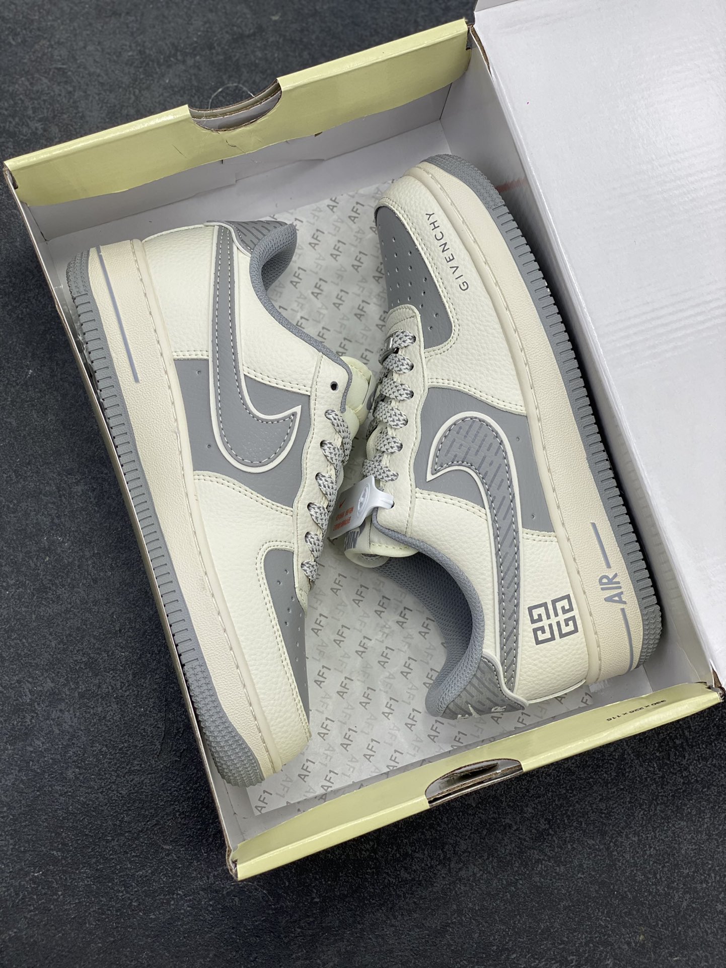 图片[9]-NIke Air Force 1 \’07 Low “纪梵希联名——米灰天际线”空军一号 低帮 运动鞋 休闲鞋 折边针车 工艺难度大 原楦头原纸板 原装鞋盒 定制五金配件 内置全掌气垫 原厂鞋底 货号：JP8028-001 尺码：36 36.5 37.5 38 38.5 39 40 40.5 41 42 42.5 43 44 44.5 45-选品中心