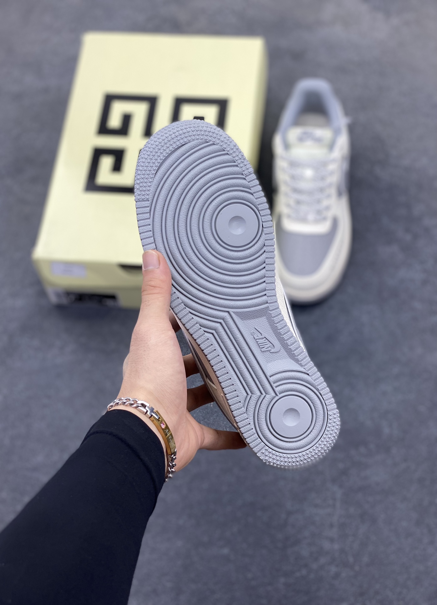 图片[5]-NIke Air Force 1 \’07 Low “纪梵希联名——米灰天际线”空军一号 低帮 运动鞋 休闲鞋 折边针车 工艺难度大 原楦头原纸板 原装鞋盒 定制五金配件 内置全掌气垫 原厂鞋底 货号：JP8028-001 尺码：36 36.5 37.5 38 38.5 39 40 40.5 41 42 42.5 43 44 44.5 45-选品中心