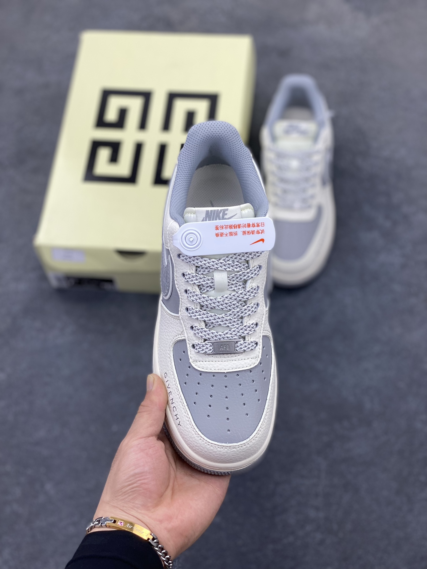 图片[2]-NIke Air Force 1 \’07 Low “纪梵希联名——米灰天际线”空军一号 低帮 运动鞋 休闲鞋 折边针车 工艺难度大 原楦头原纸板 原装鞋盒 定制五金配件 内置全掌气垫 原厂鞋底 货号：JP8028-001 尺码：36 36.5 37.5 38 38.5 39 40 40.5 41 42 42.5 43 44 44.5 45-选品中心